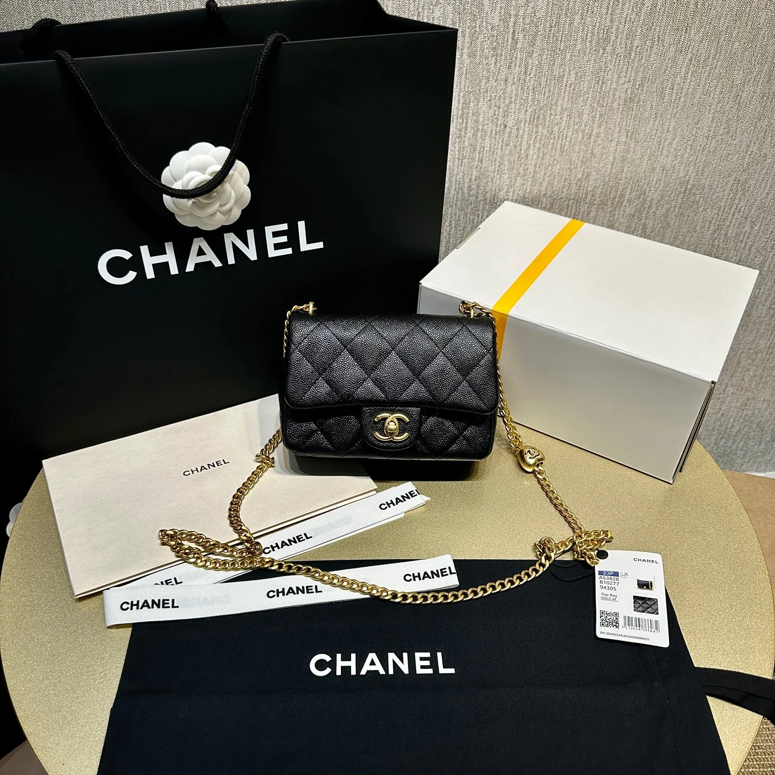 Новинка сезона весна/лето 2023 от Chanel - сумка CF Heart с регулируемой пряжкой и цепочкой - телячья кожа с текстурой 