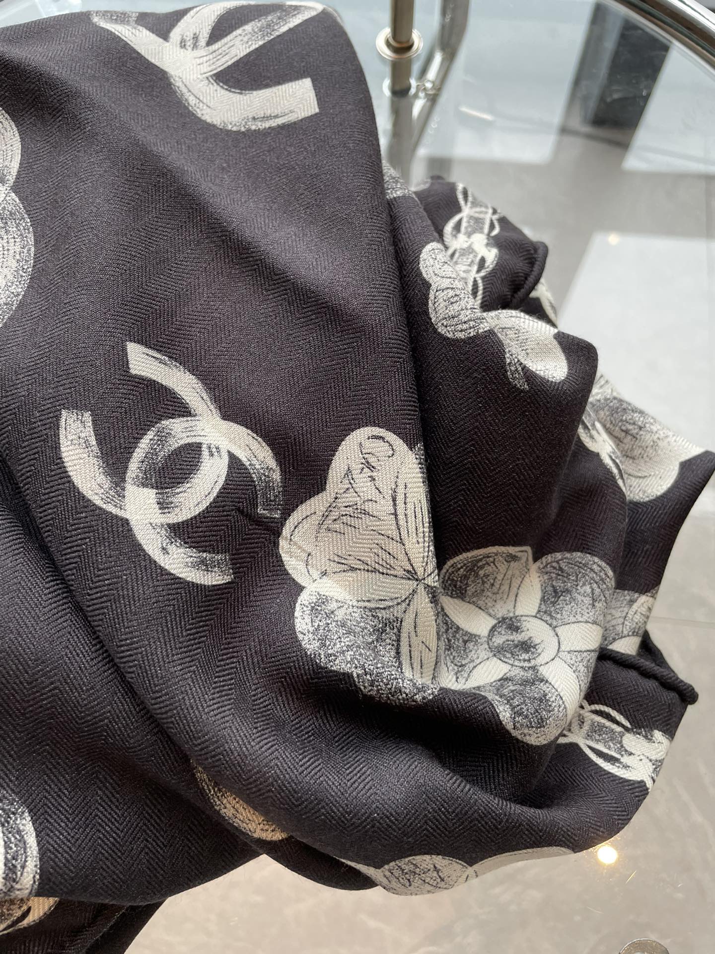 Бархатный шарф Chanel Camellia 2024 - 65-185 - Черный