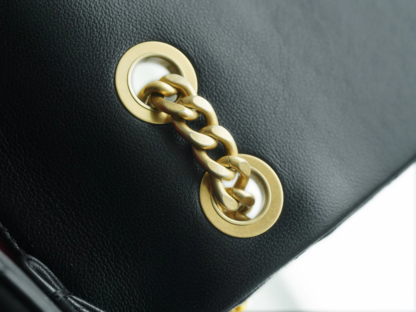 Пряжка Chanel 23 в стиле ?Камелия? — черная.