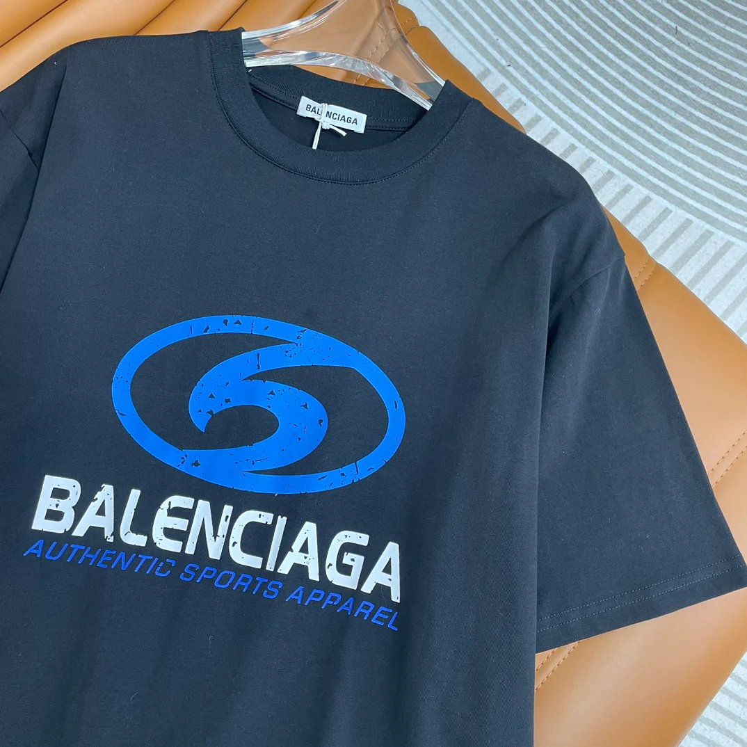 Футболка Balenciaga 2403 Surfer Maxi Faded Loose Cotton Short-Sleeve Tee черного цвета.