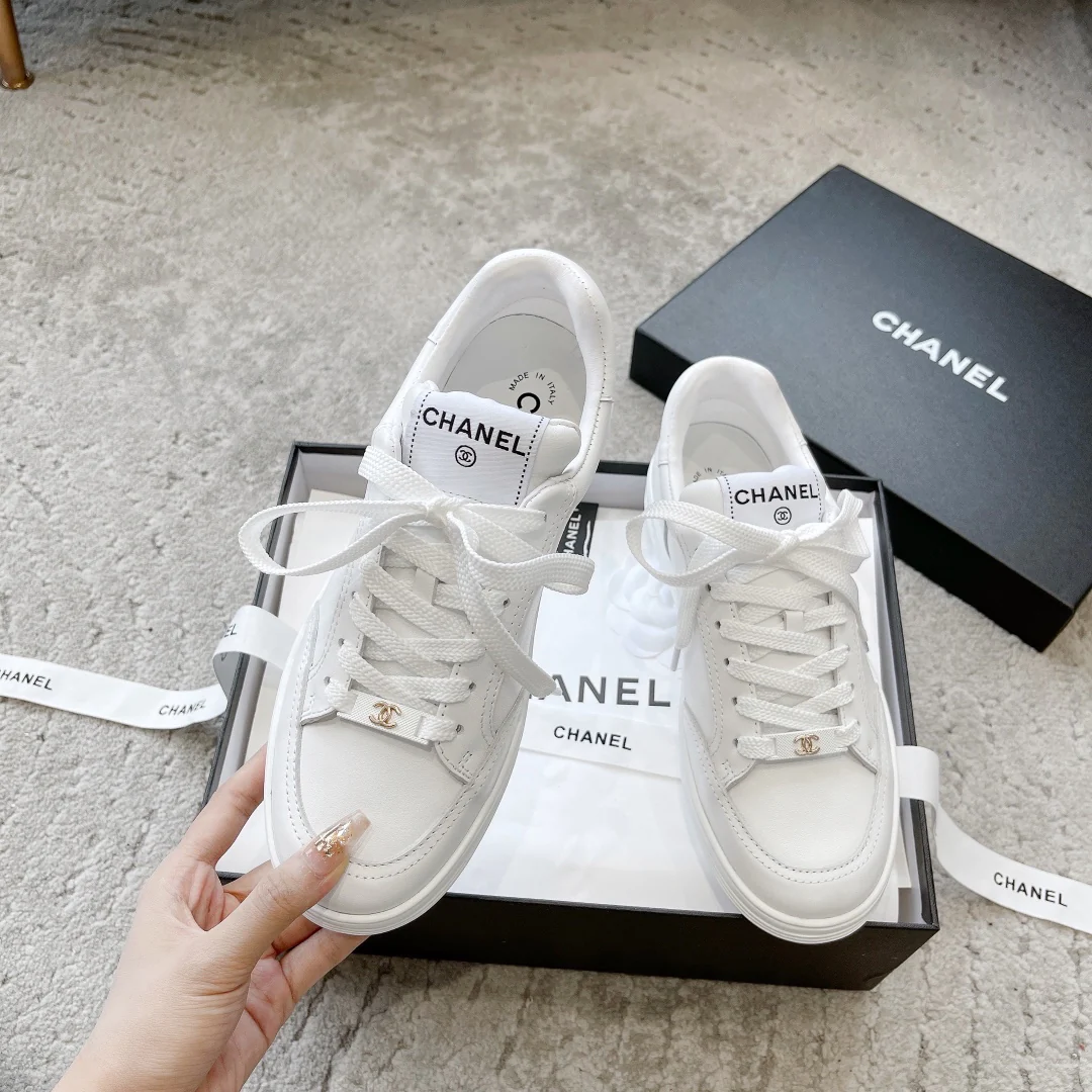 Новинка сезона весна/лето 2023 от Chanel - кроссовки с золотистой отделкой - белые.