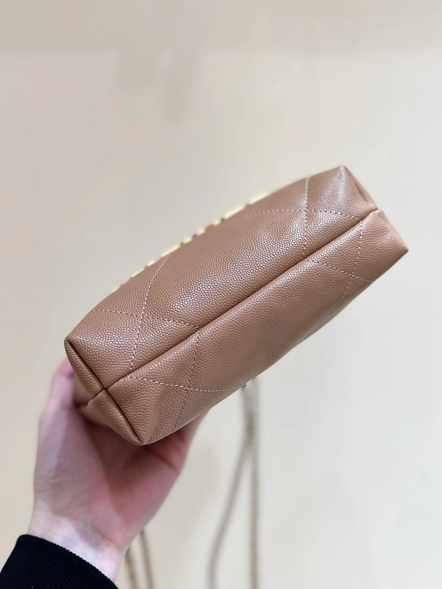 Мини-сумка Chanel Mini 22, лимитированная серия, мусорный мешок - коричневый.