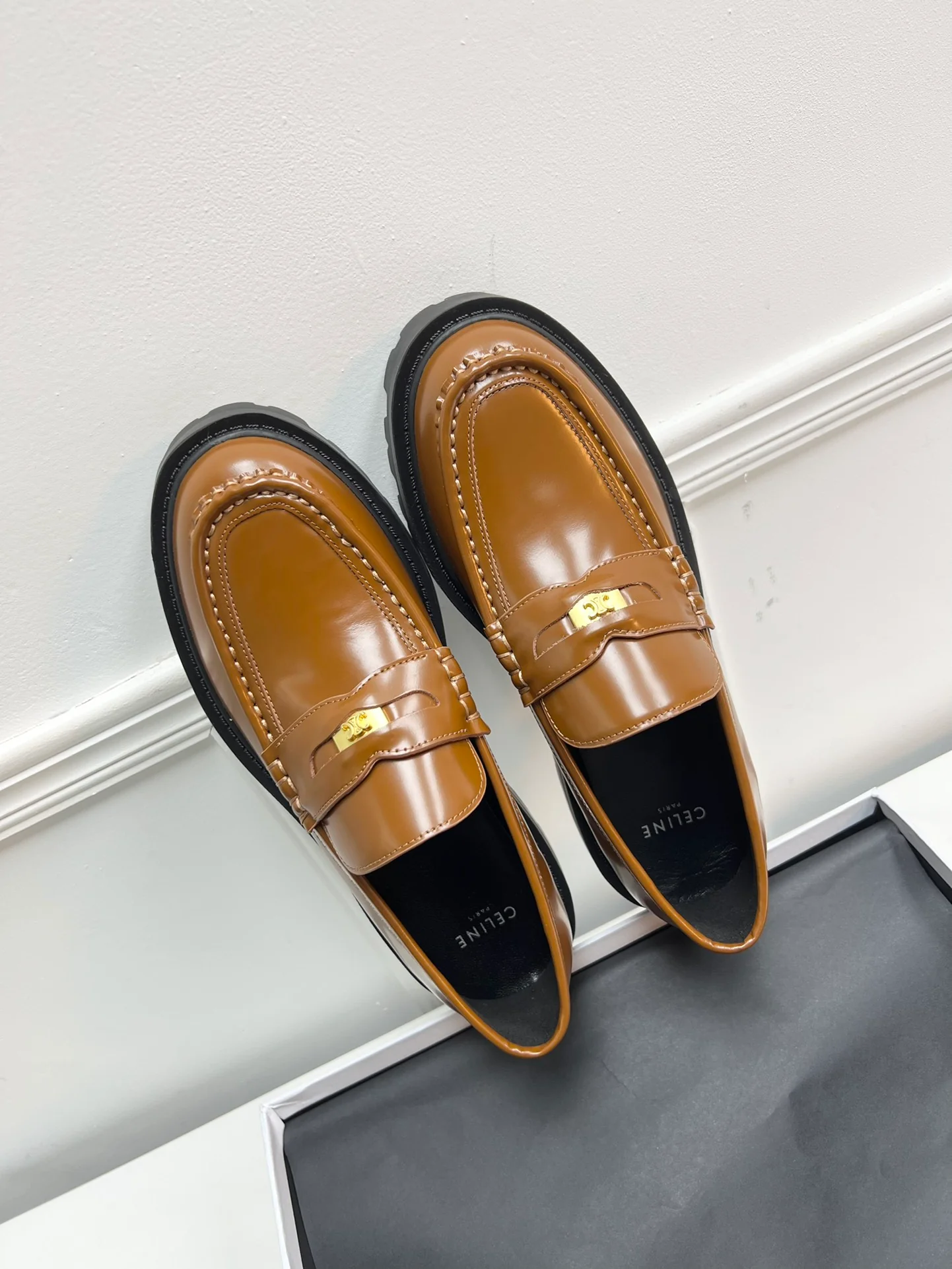 Новинка сезона весна/лето 2023 от Celine - Лоферы в стиле ретро - Коричневые