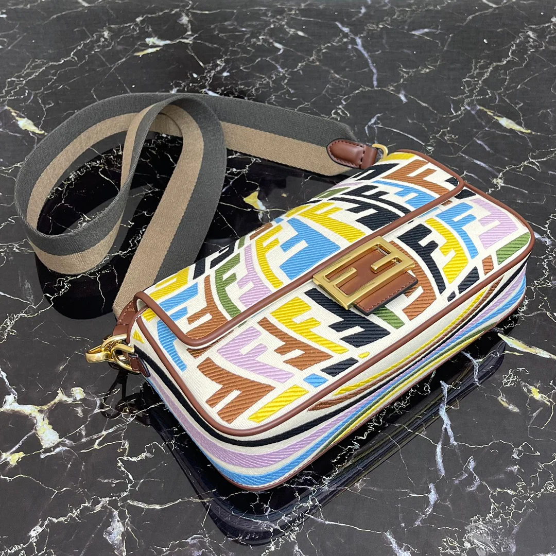 Сумка-багет Fendi средней длины, разноцветная.