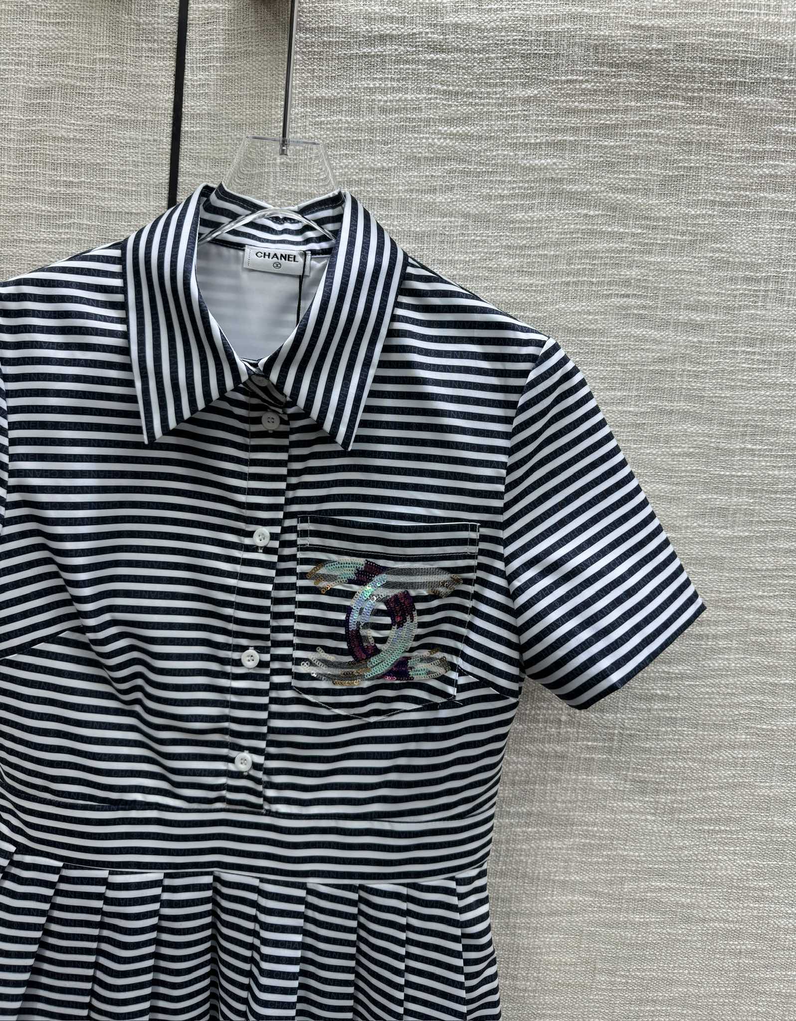 Платье Chanel 2403 с воротником, украшенным множеством пайеток, и короткими рукавами - синее.