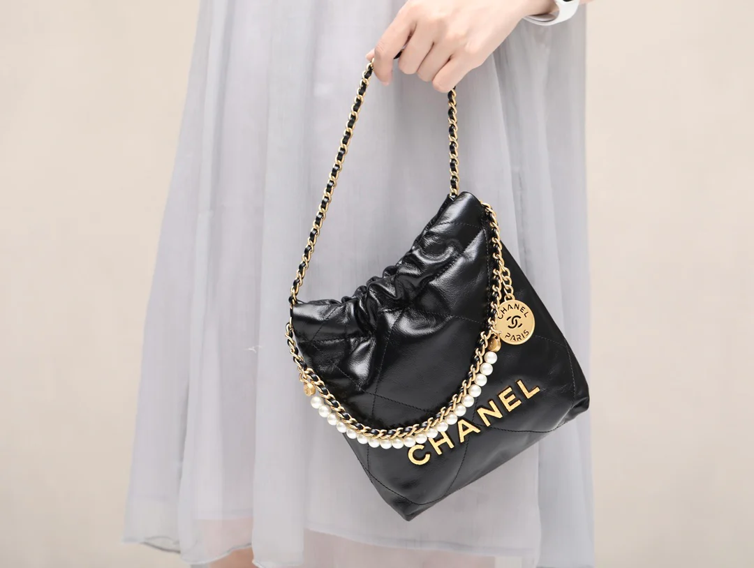 Новинка сезона весна/лето 2023 от Chanel - сумка 22 - мини - черный жемчуг - Фотографии в действии - 1