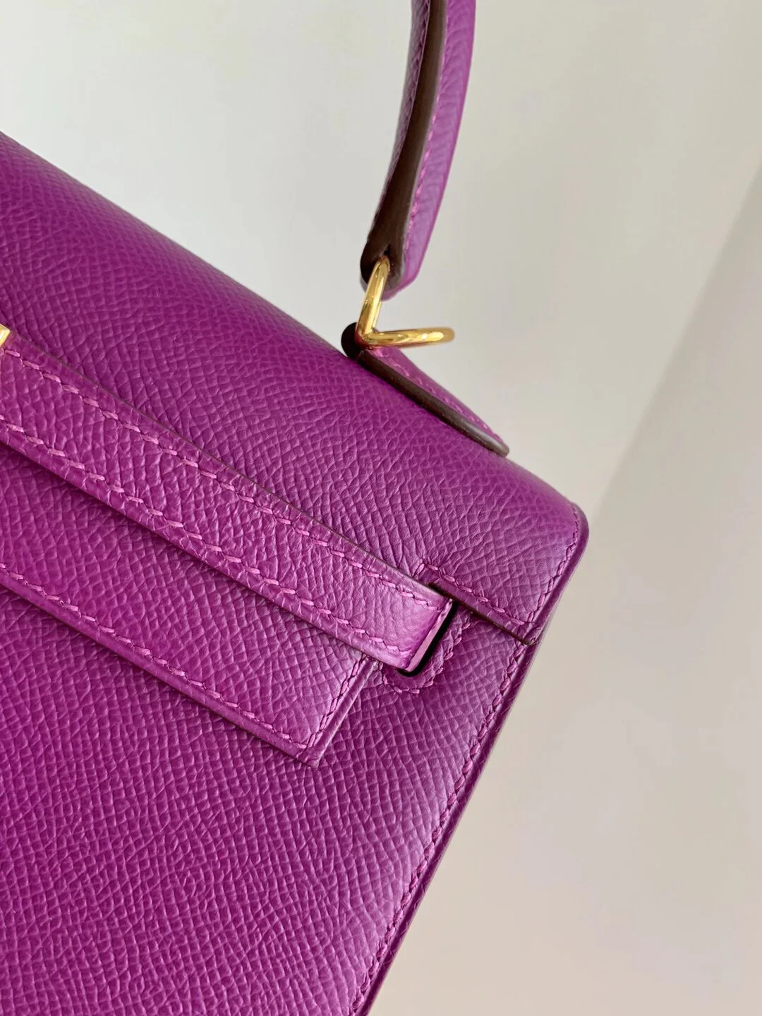 пряжка hermes-kelly-25-p9 анемона фиолетово-эпсом-золотая