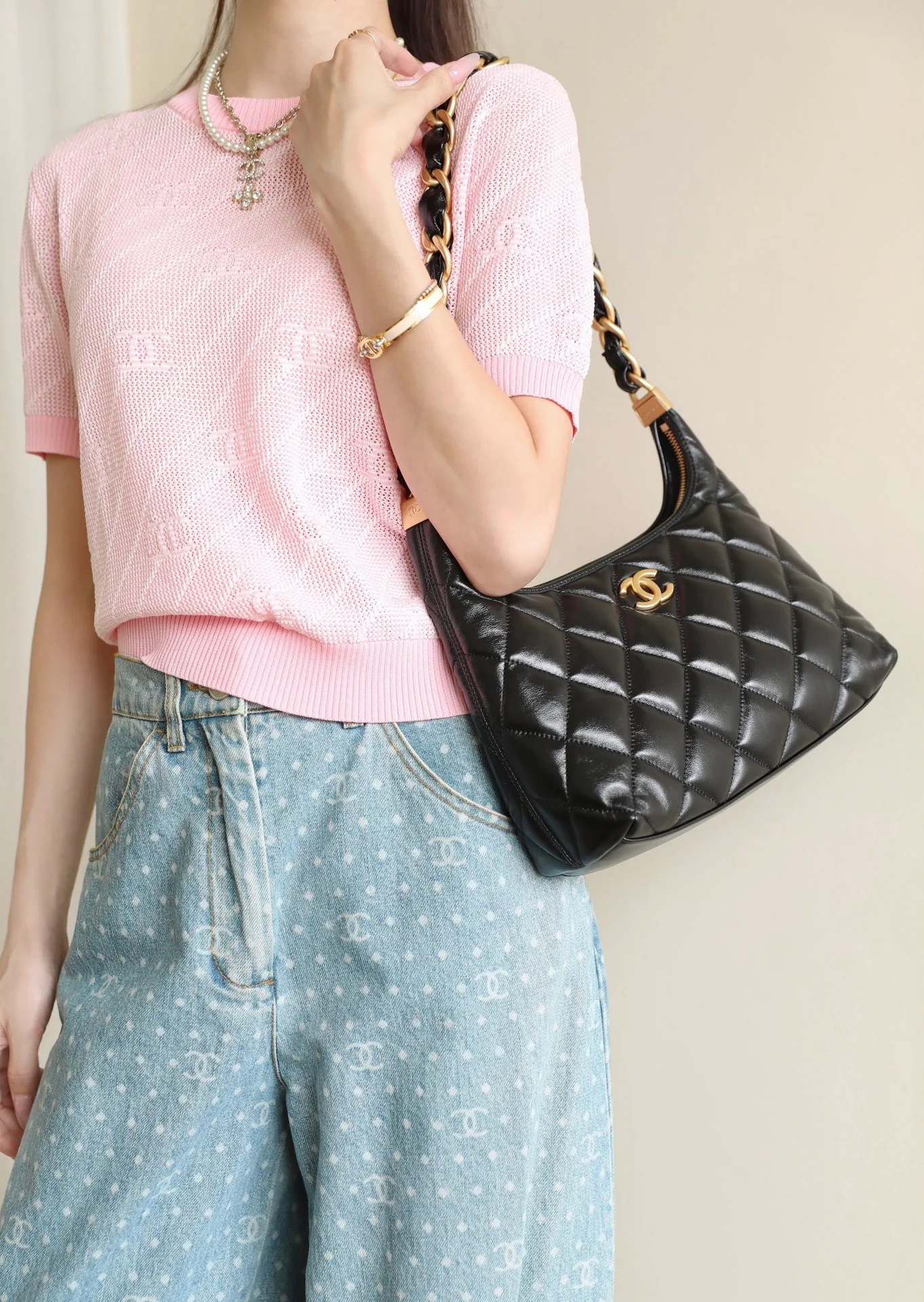 Chanel - Средняя сумка-хобо через плечо - Черная с золотой фурнитурой