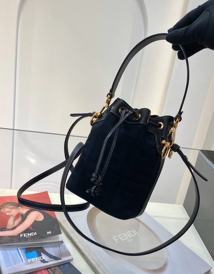 Мини-сумка-ведро Fendi Mon Tresor из черного денима