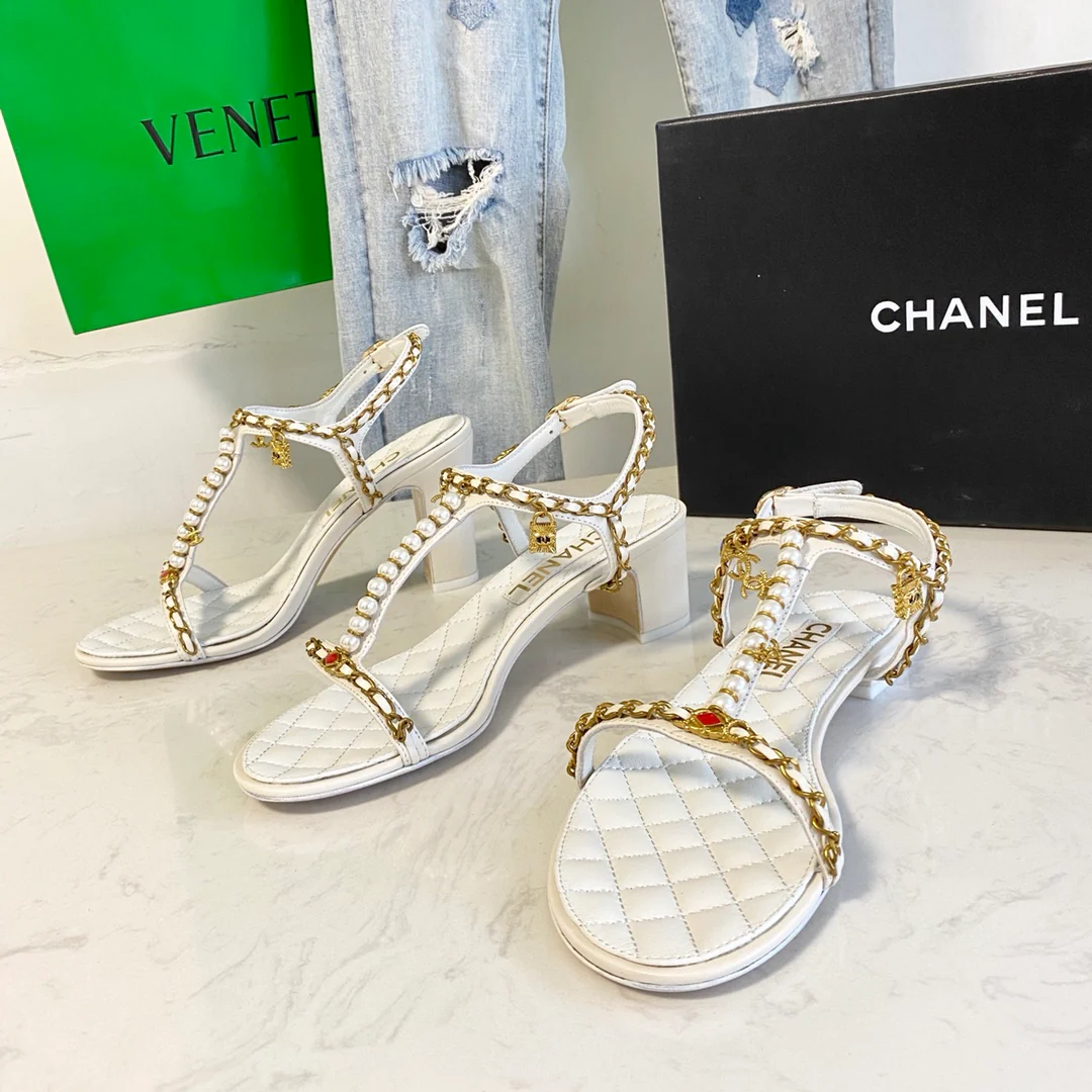 Chanel - Белые босоножки на каблуке с жемчужной цепочкой