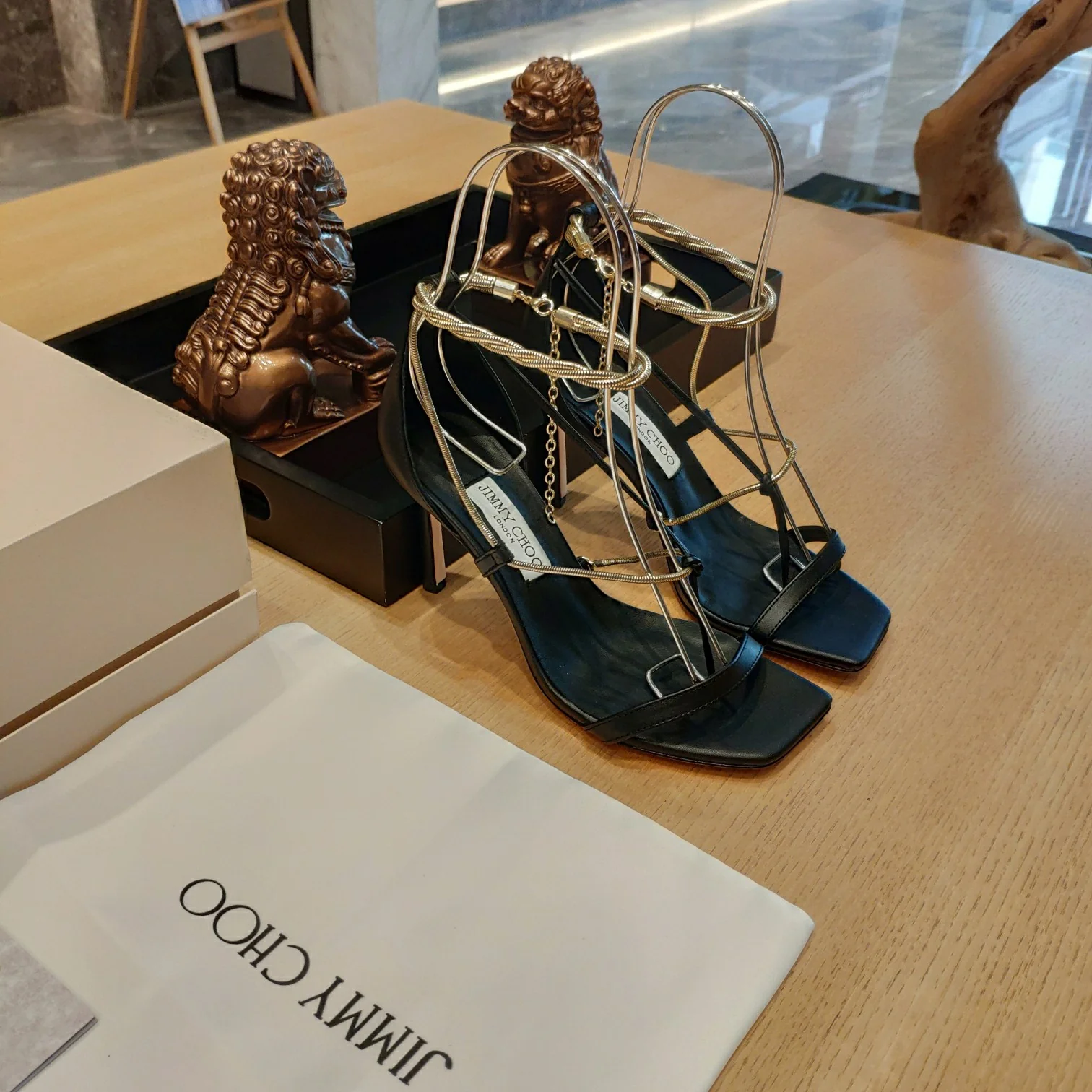 Босоножки на шпильке Jimmy с металлическими ремешками и цепочкой из веревки