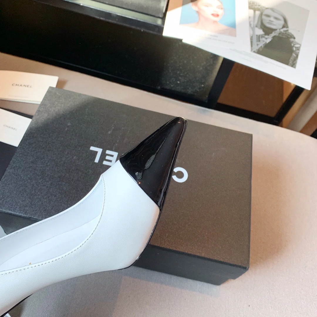 Chanel - Туфли на высоком каблуке с острым носком, украшенные жемчугом