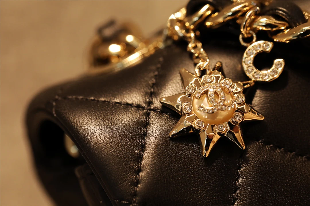 Миниатюрный кулон-значок Chanel CF