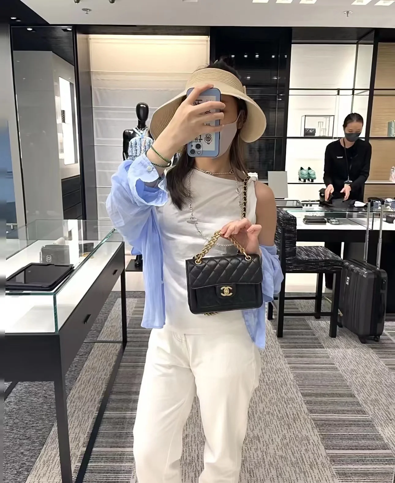 Новинка сезона весна/лето 2023 от Chanel - кожаная сумка Tofu Reissue - фотографии в действии.