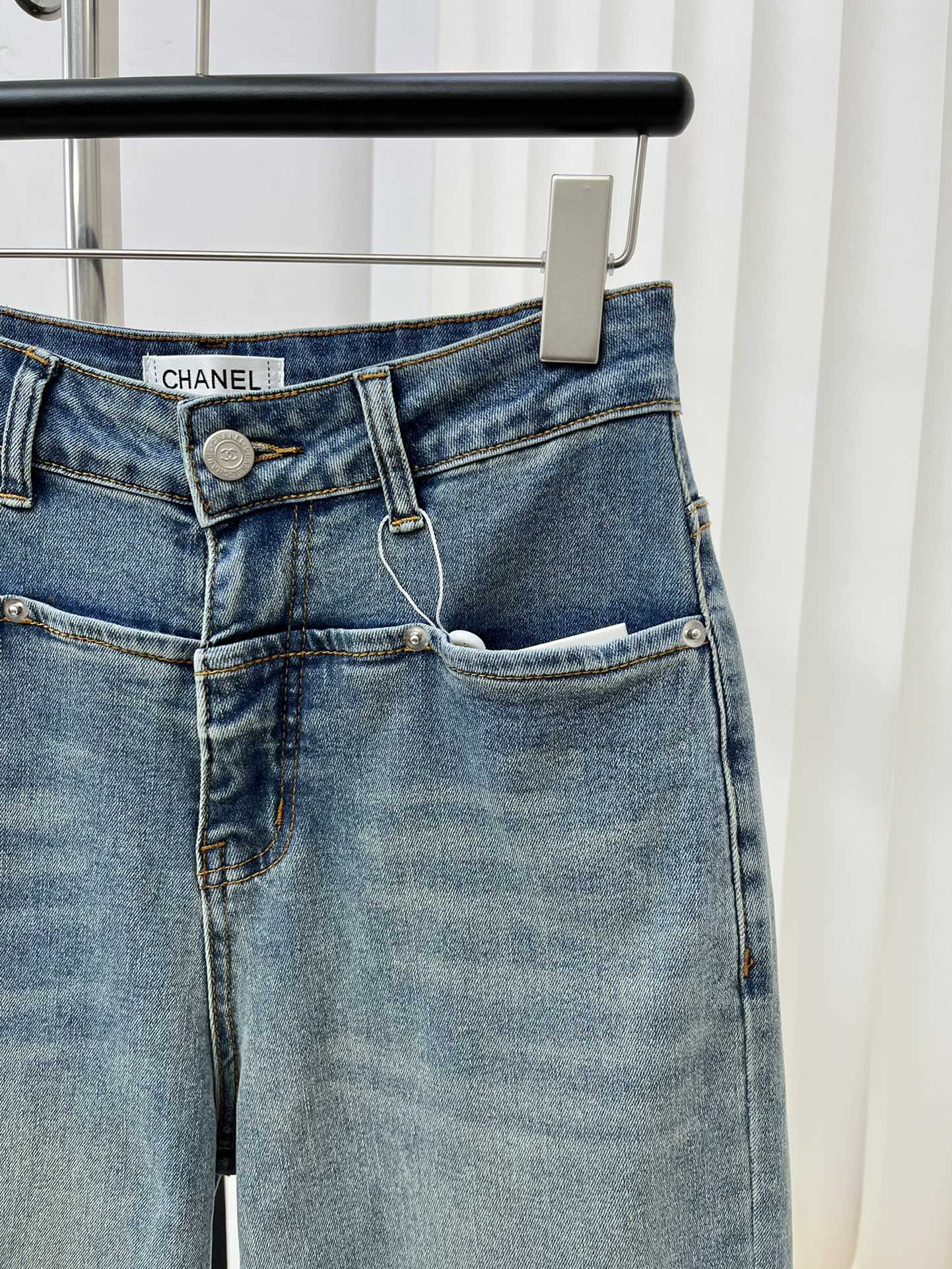 Классические джинсы Chanel 2403 с вышитыми буквами - 1 шт.