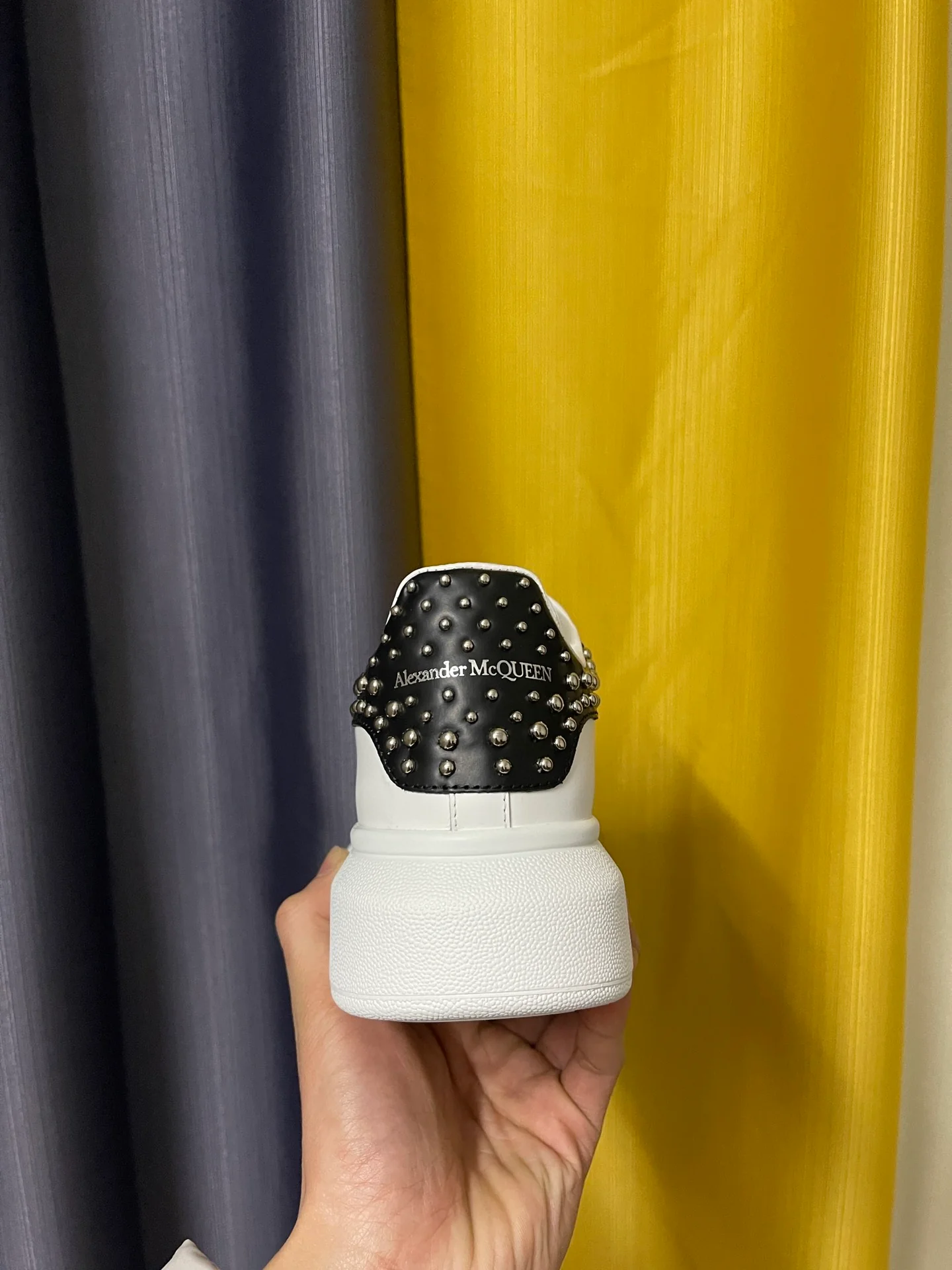 Классические белые кроссовки McQueen - унисекс - черная кожа с круглыми заклепками