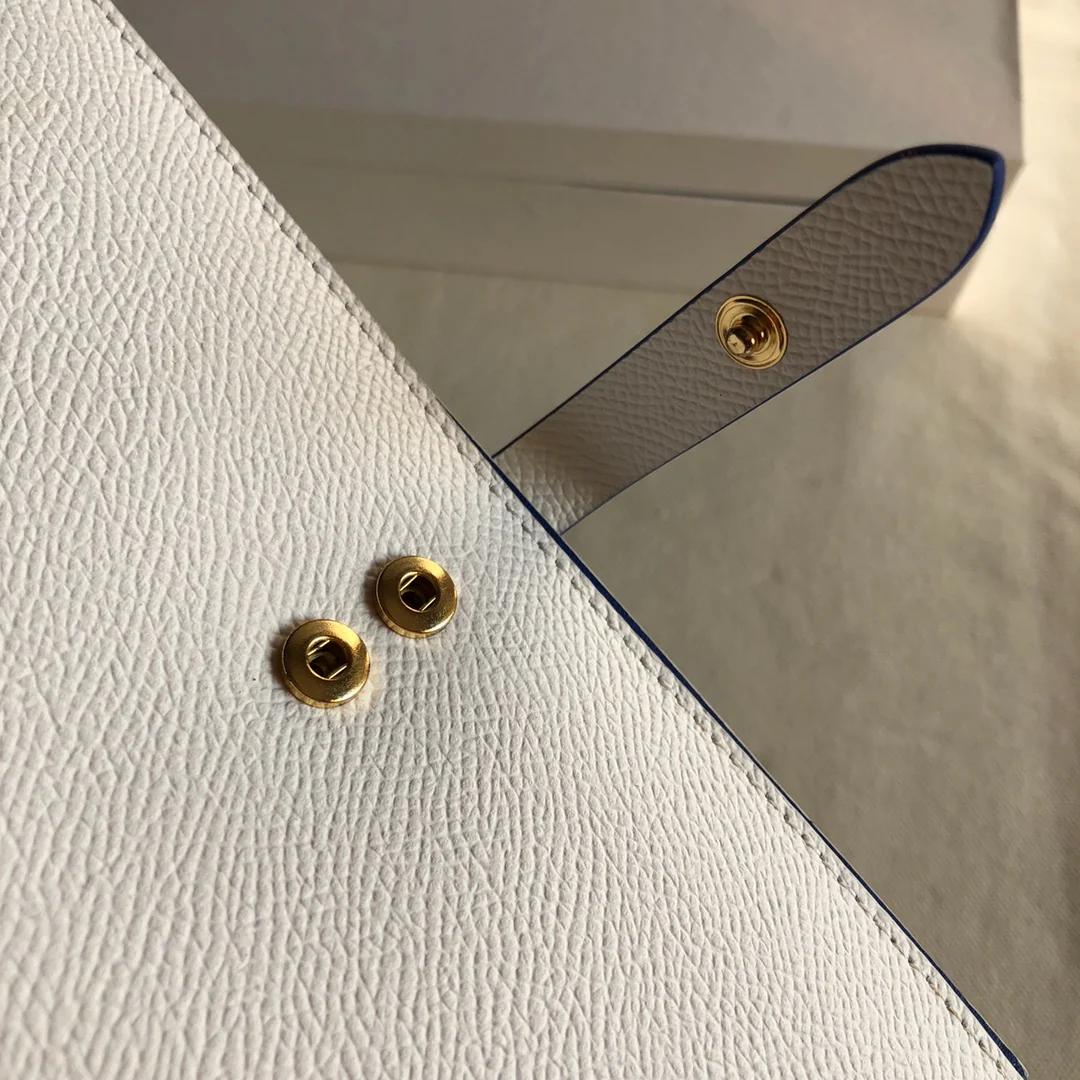 Длинный кошелек Celine — кремовый и синий — с принтом в виде пальмовых листьев.