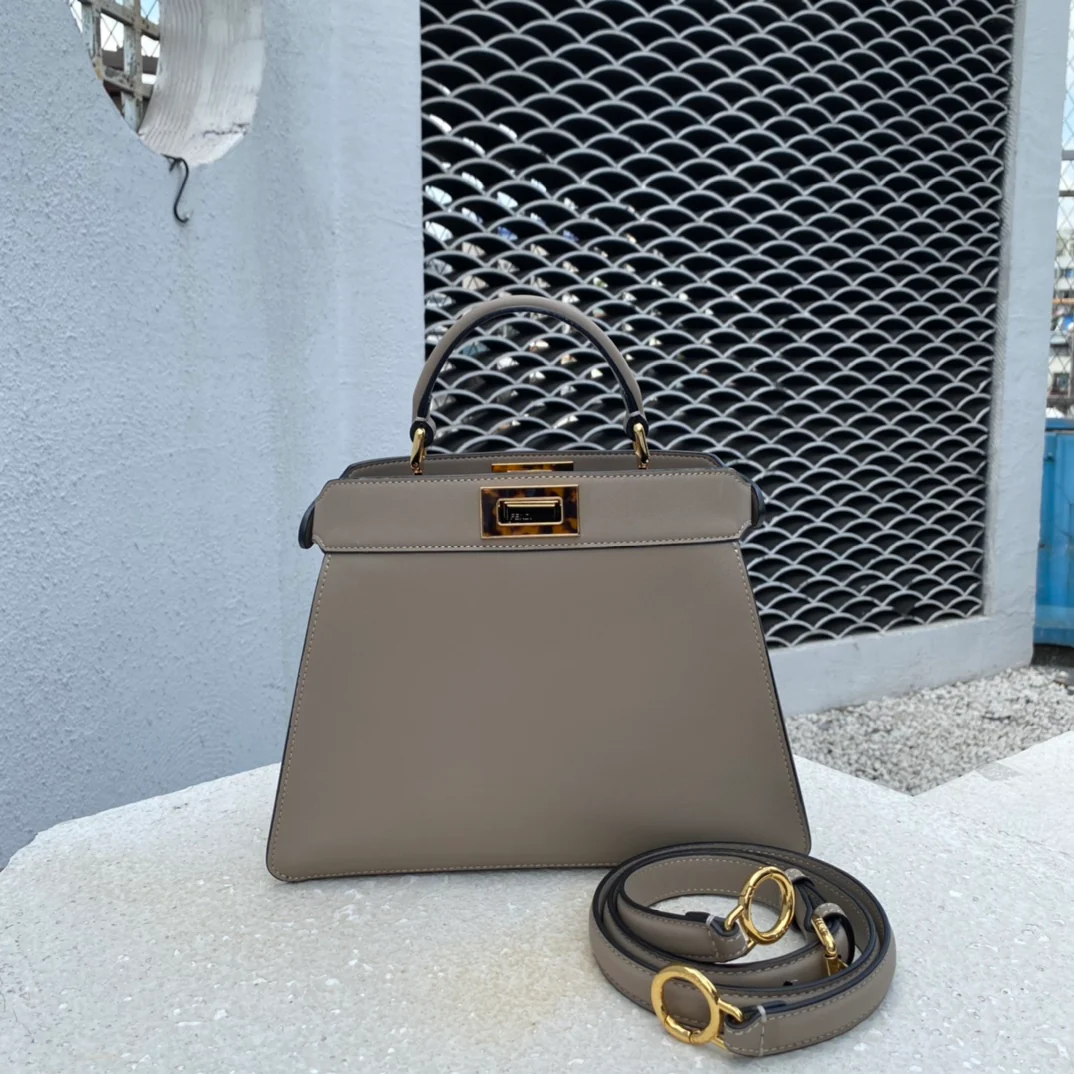 Маленькая серая кожаная сумка Fendi Peekaboo i-seey