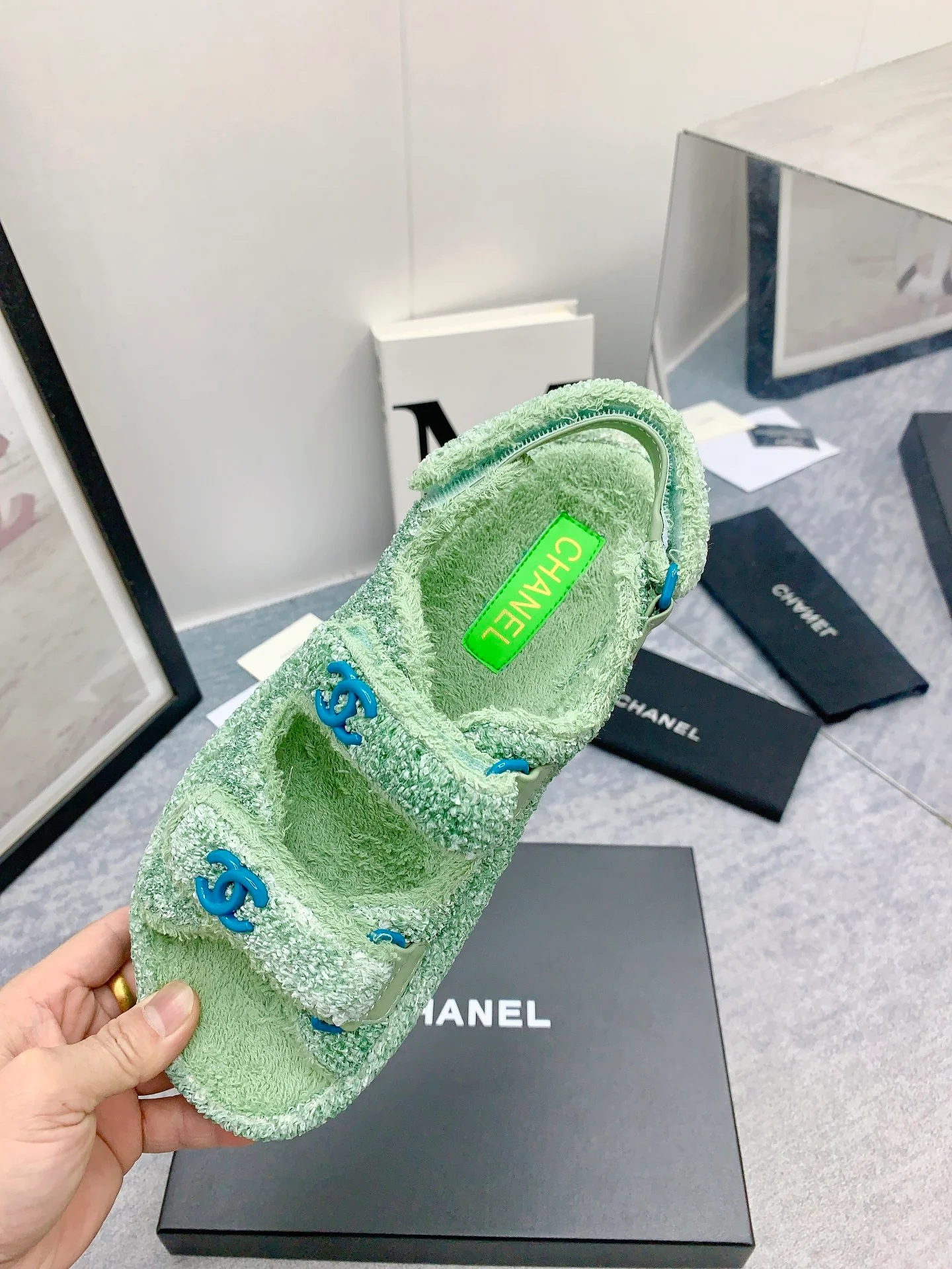 Новинка сезона осень/зима 2023 от Chanel - Сандалии на платформе из махровой ткани - зеленые.