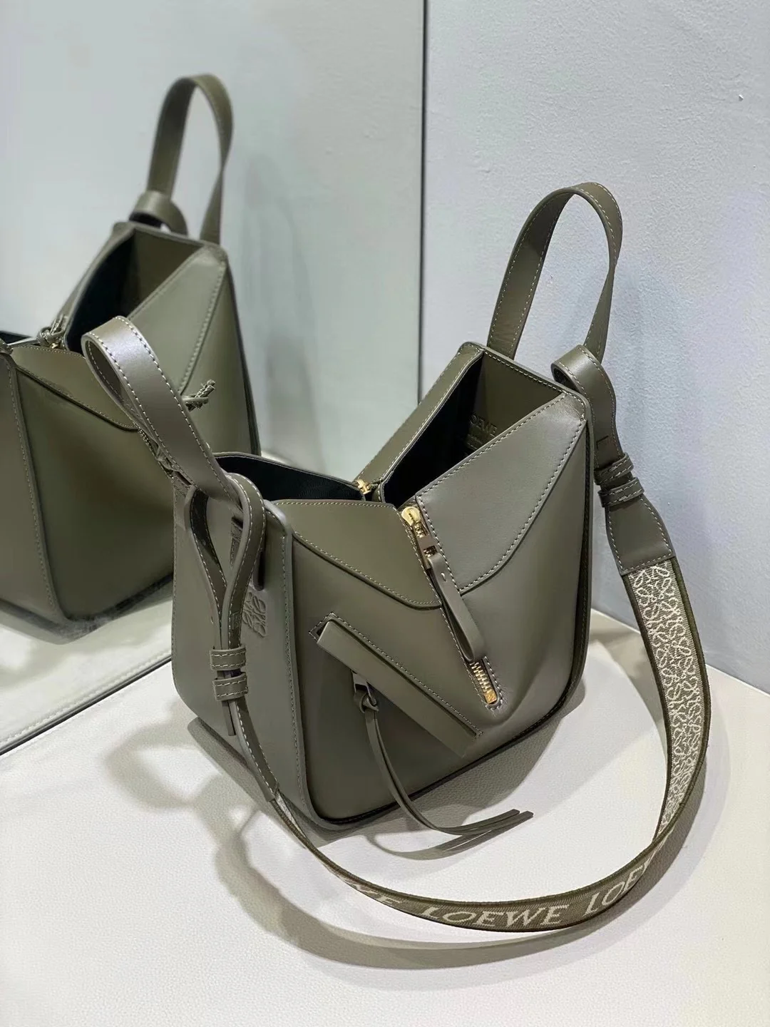 Сумка Loewe Hammock - атласная телячья кожа - маленькая - зеленая