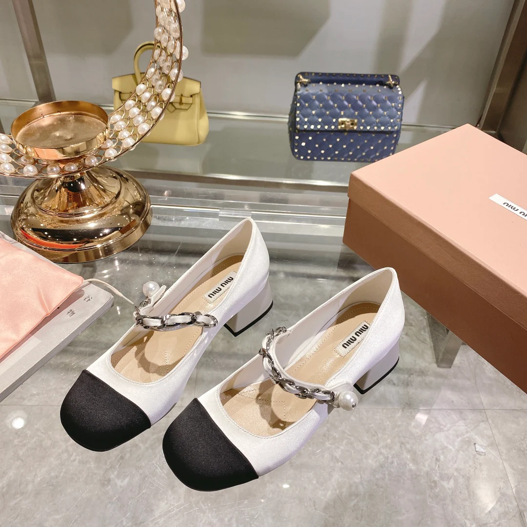 Весенняя коллекция Miu Miu 2023 - Шелковые туфли с квадратным носком - Белые