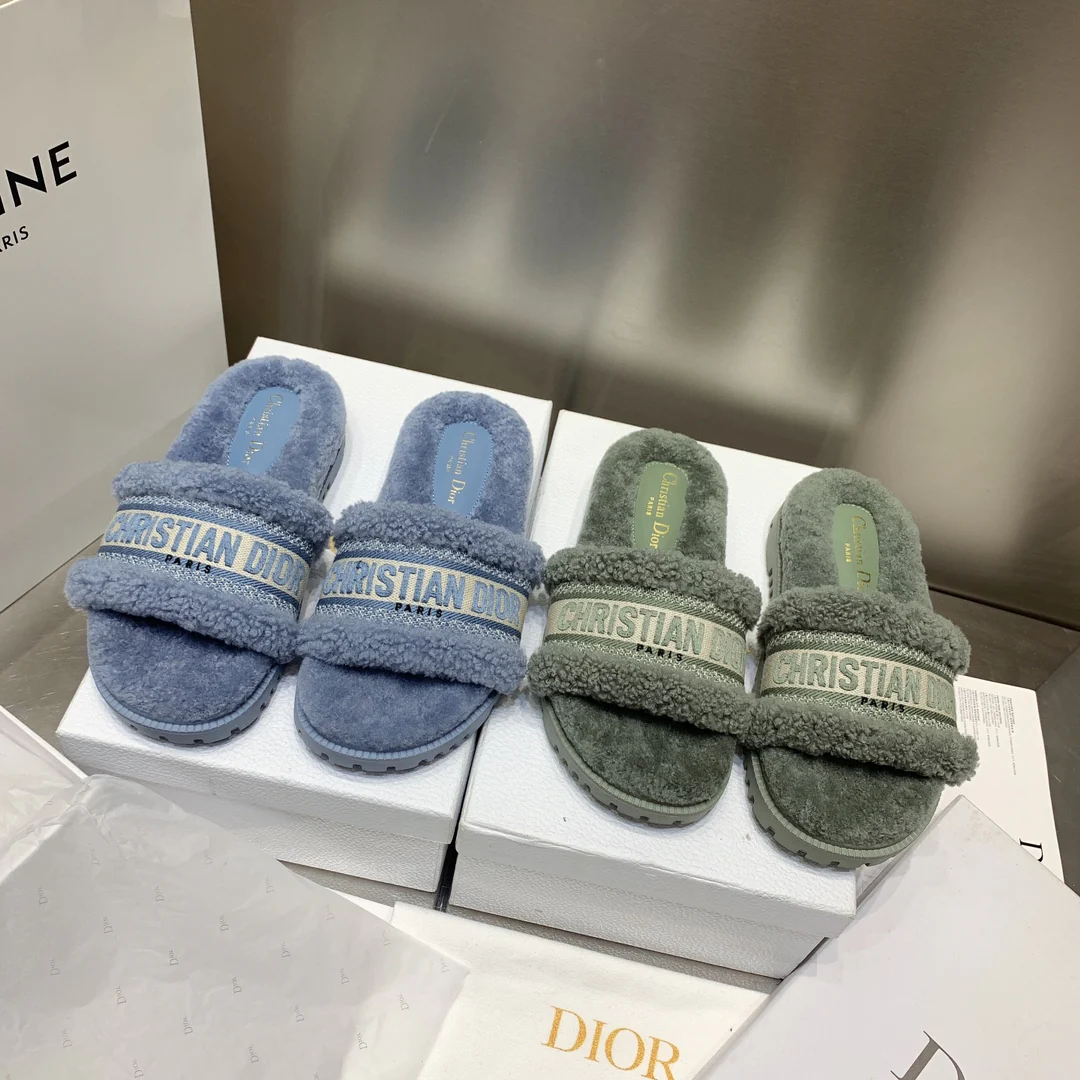 Меховые тапочки Dior на платформе с вышивкой - серо-зеленые