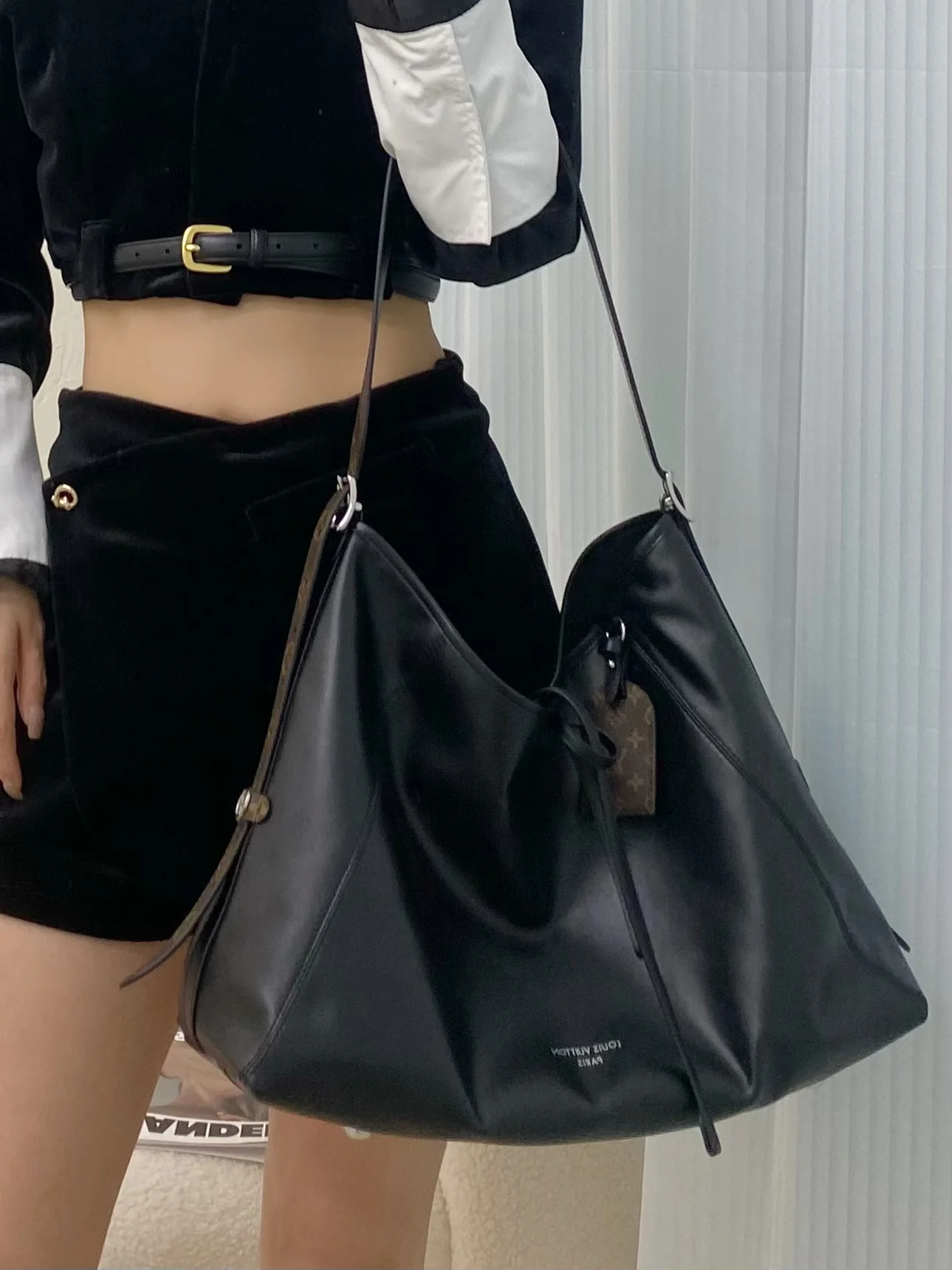 LV-m25143-carryall-vibe-mm handbag-black