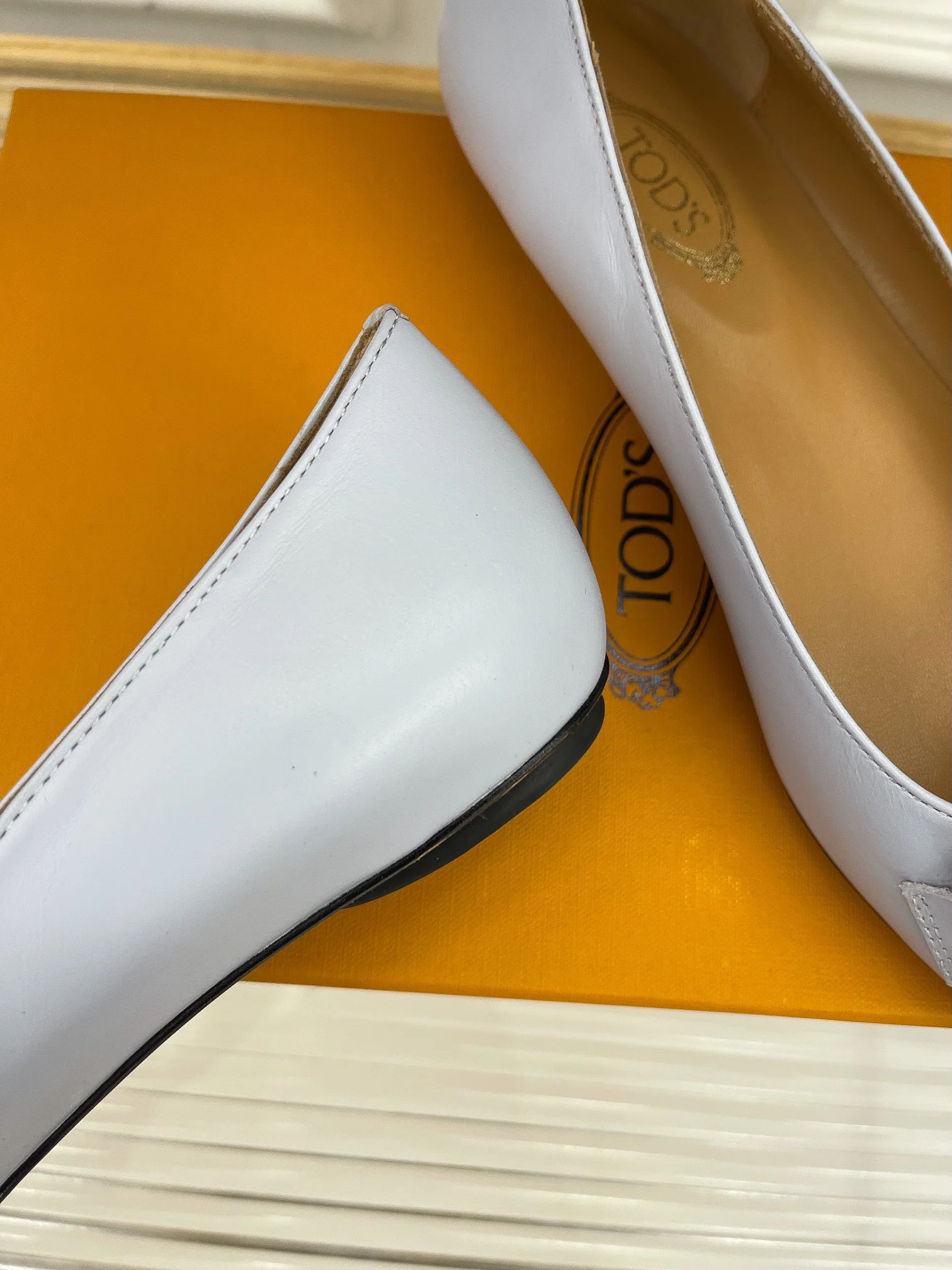 Весенняя коллекция Tods 2023 - Классические балетки с острым носком и металлическим кольцом