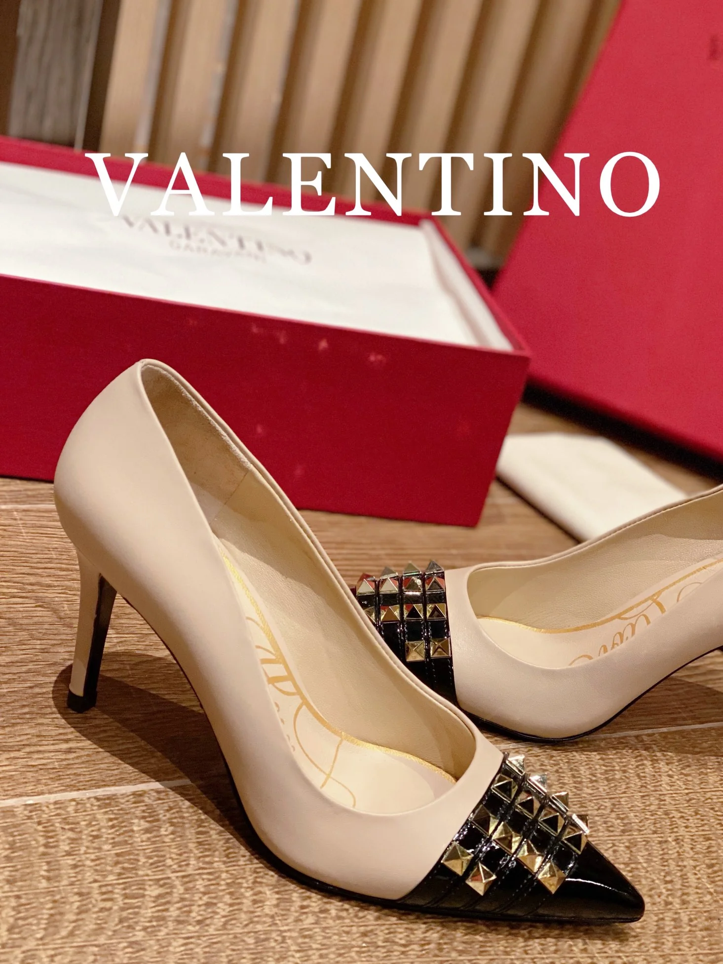 Valentino - Туфли на высоком каблуке абрикосового цвета с открытыми плечами