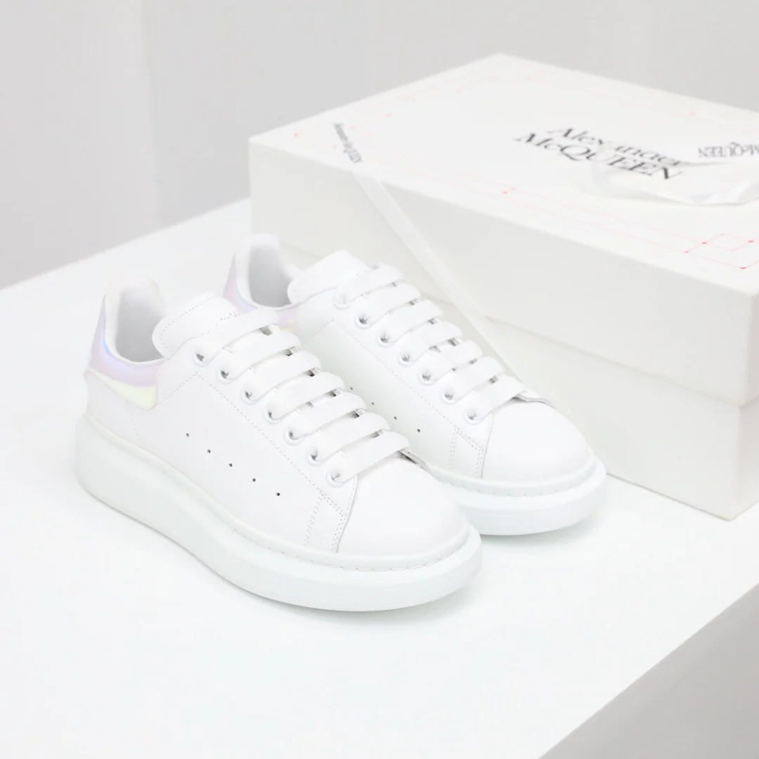 Классические белые кроссовки McQueen - светоотражающие, сине-розовые