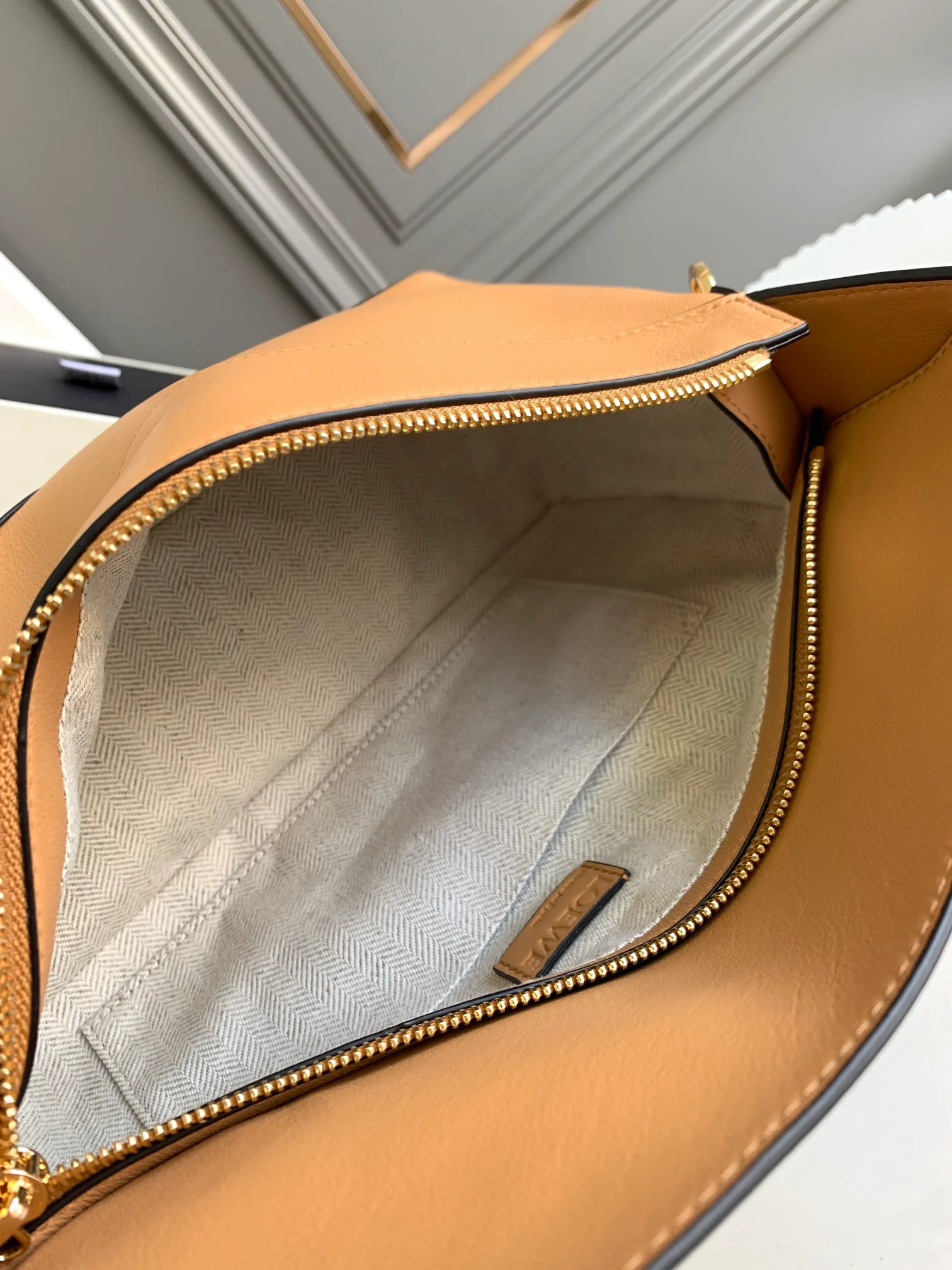 Сумка-хобо Loewe Puzzle, кожа наппа, коричневая.