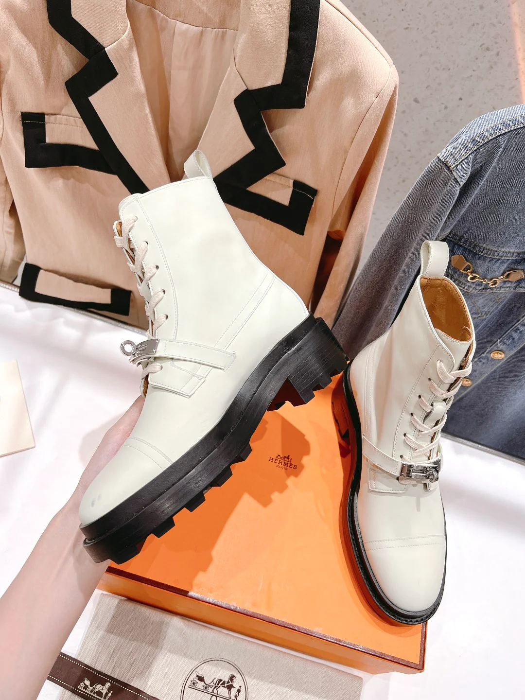Новинка сезона осень/зима 2023 от Hermes — ботильоны на шнуровке унисекс — белые.