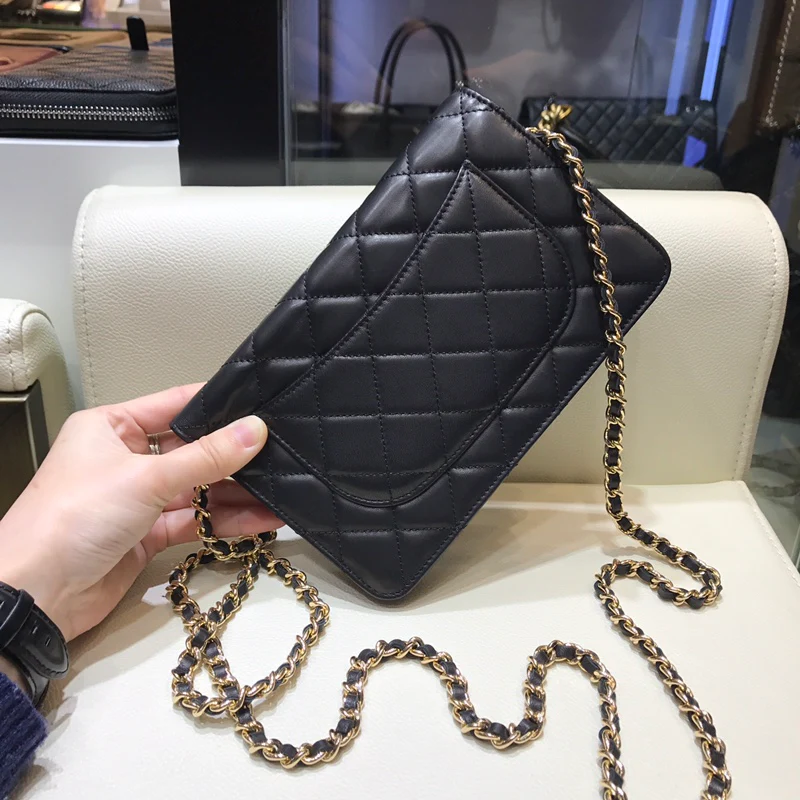 Классические часы Chanel WOC - 19 см - из черной овечьей кожи с золотой пряжкой