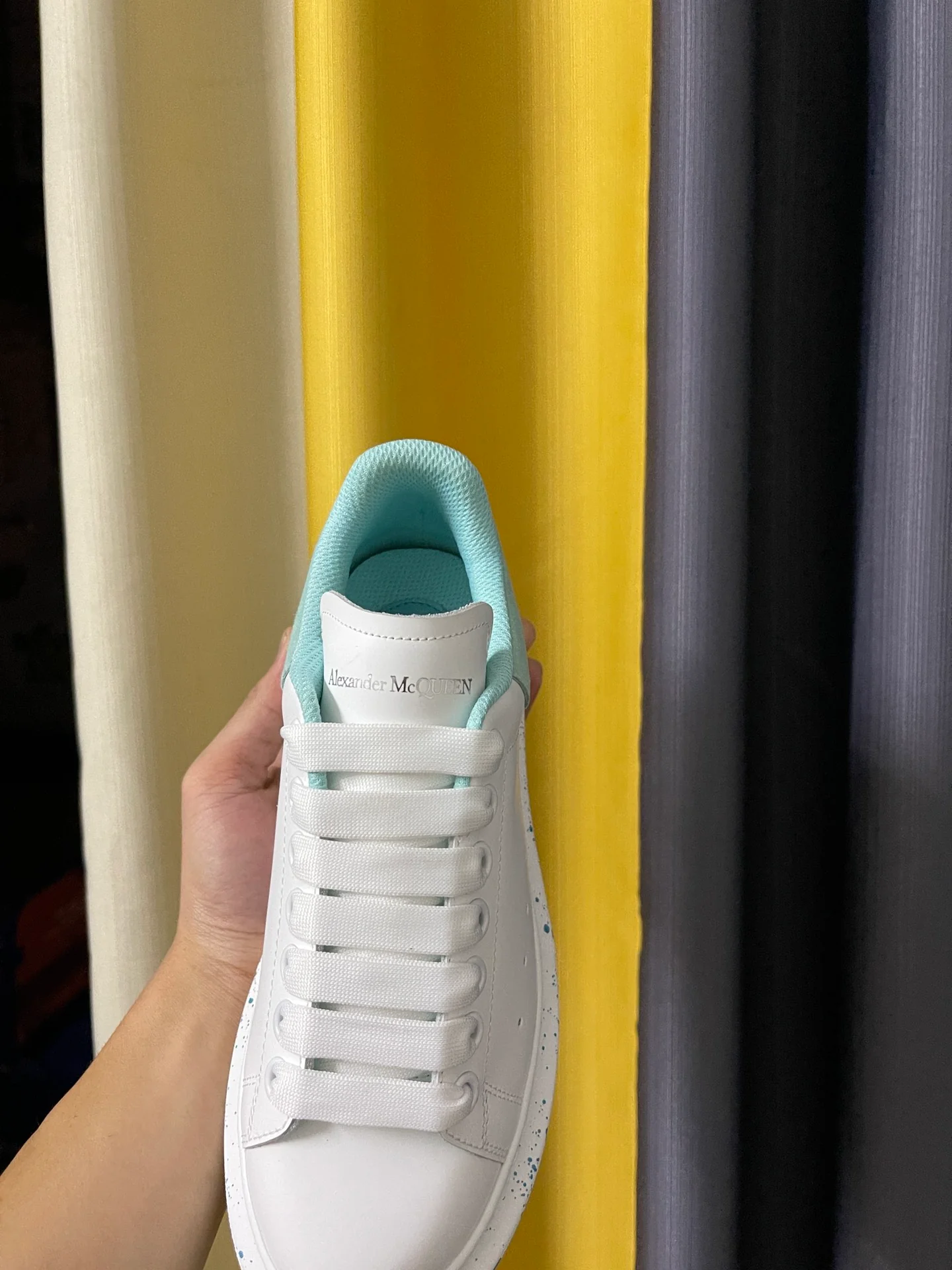 Классические белые кроссовки McQueen - унисекс - акварельный рисунок - подошва с синими точками в стиле граффити