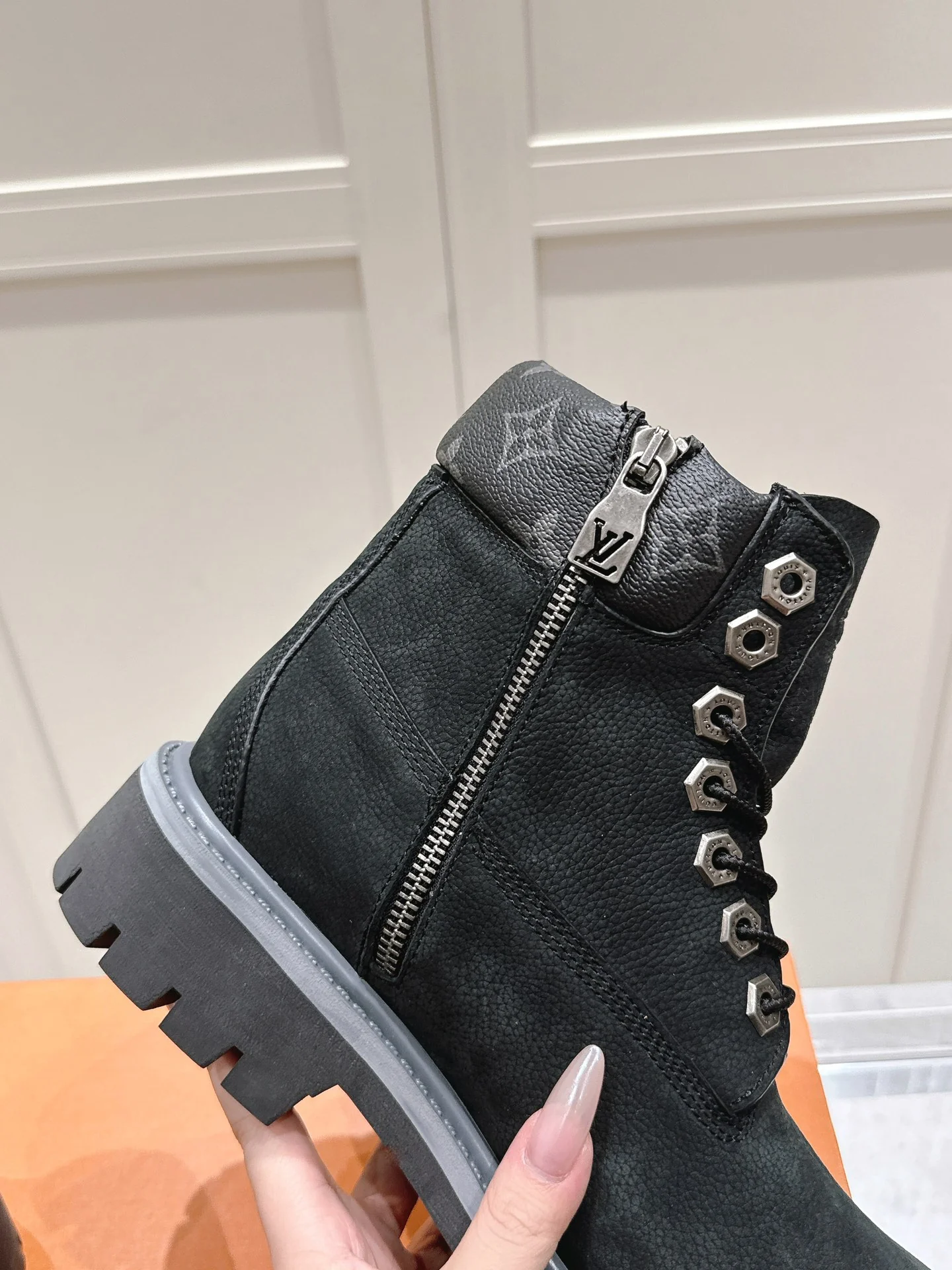 LV-2024-Doc Martens-Black