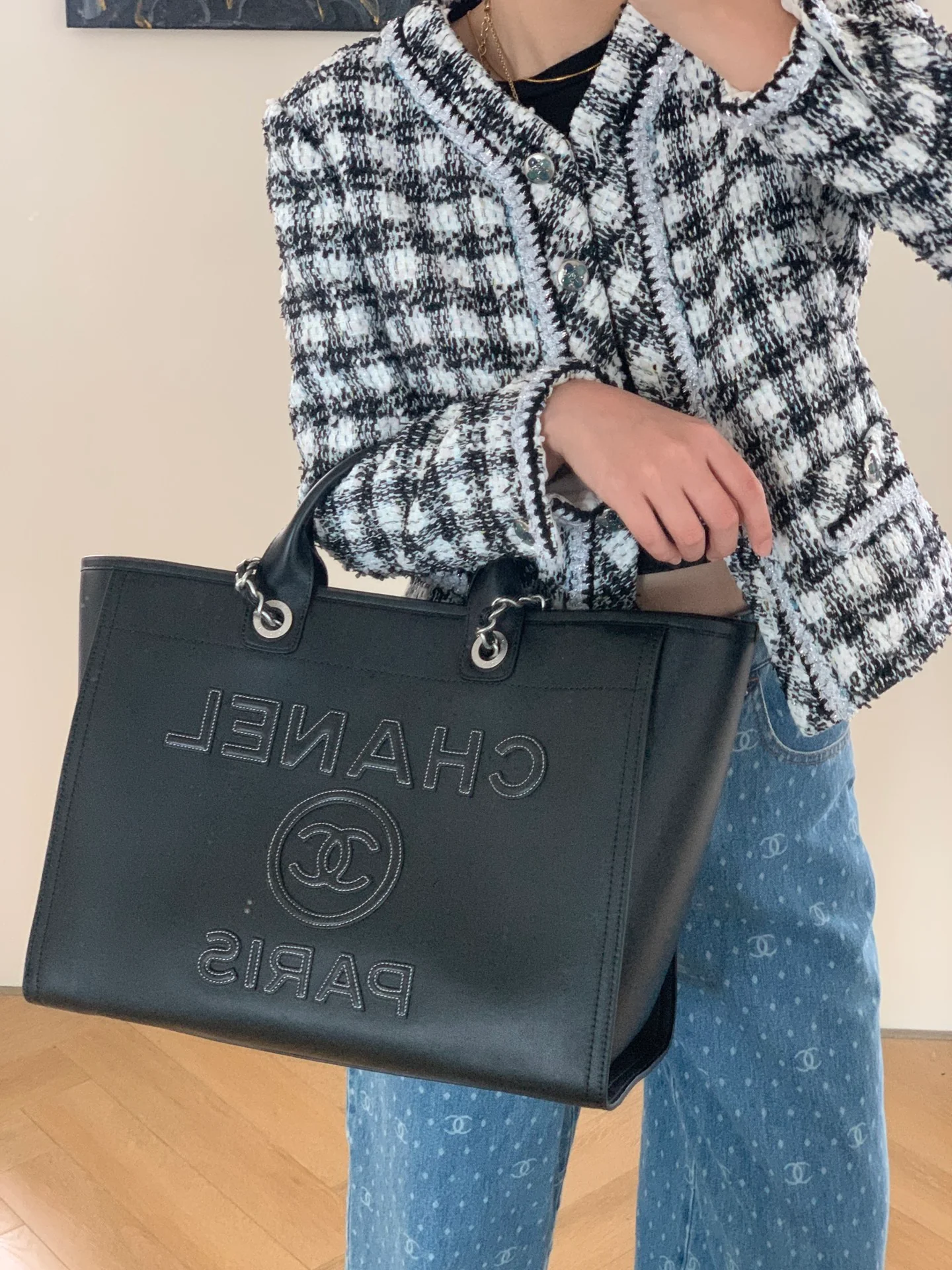 Пляжная сумка Chanel 24a из натуральной кожи, большая, черная.