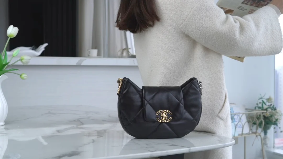 Новая коллекция Chanel ?Ранняя весна? — 24c — 19bag — сумка-хобо под мышкой — черная.