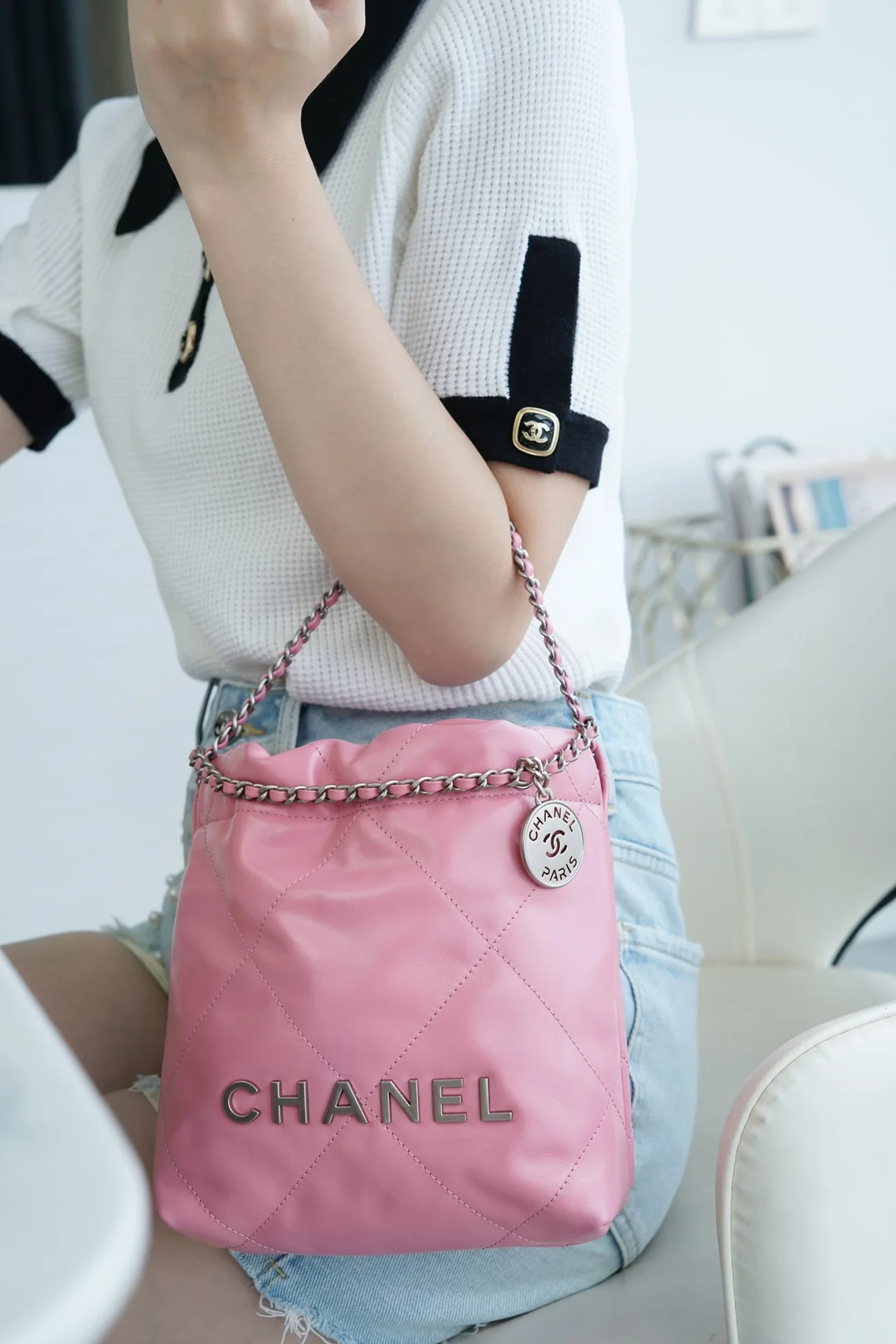 Новинка сезона весна/лето 2023 от Chanel - сумка 22 - мини - розовая с серебряной пряжкой