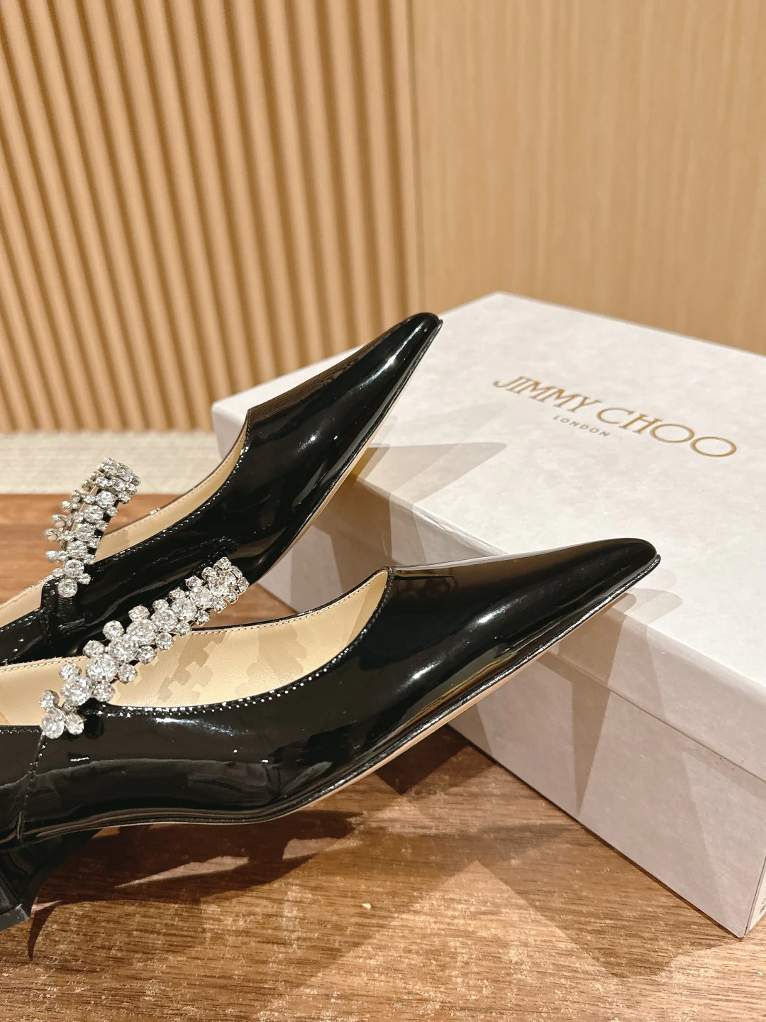 Туфли ?Мэри Джейн? от Jimmy с хрустальным ремешком на шее — черные.