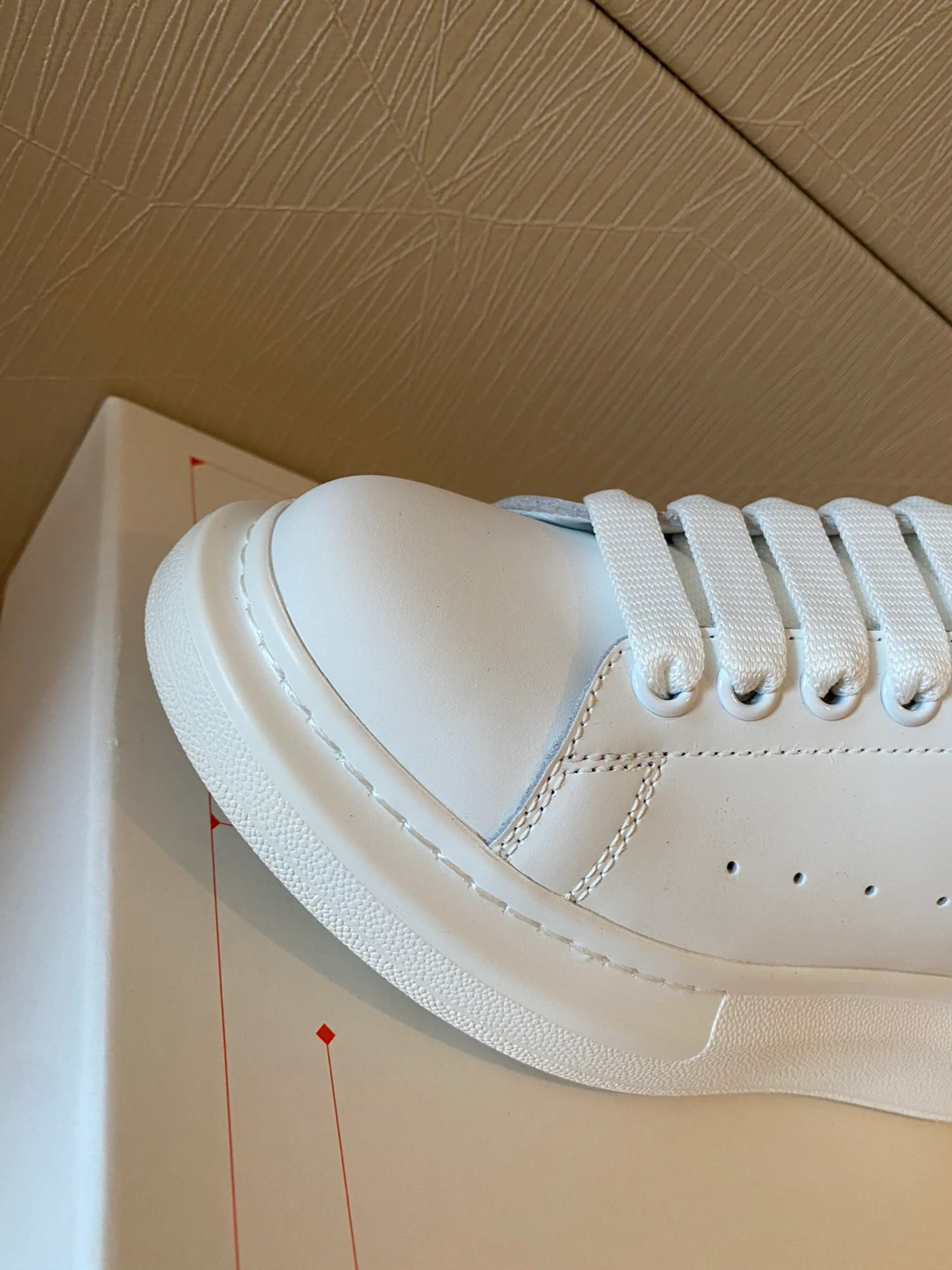 Классические белые кроссовки McQueen с замшевой подошвой и светло-розовым каблуком