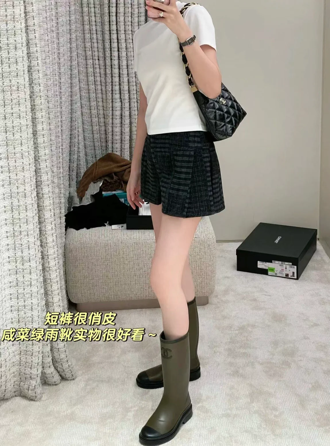 Сумка Chanel 24a Métiers d'Art из глянцевой овечьей кожи, маленькая, черная.