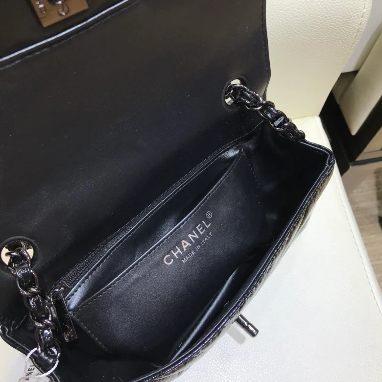 Коллекция Chanel Весна/Лето 2018 - Плиссированная металлизированная кожа - Телячья кожа - Сумка CF - 20 см - 1