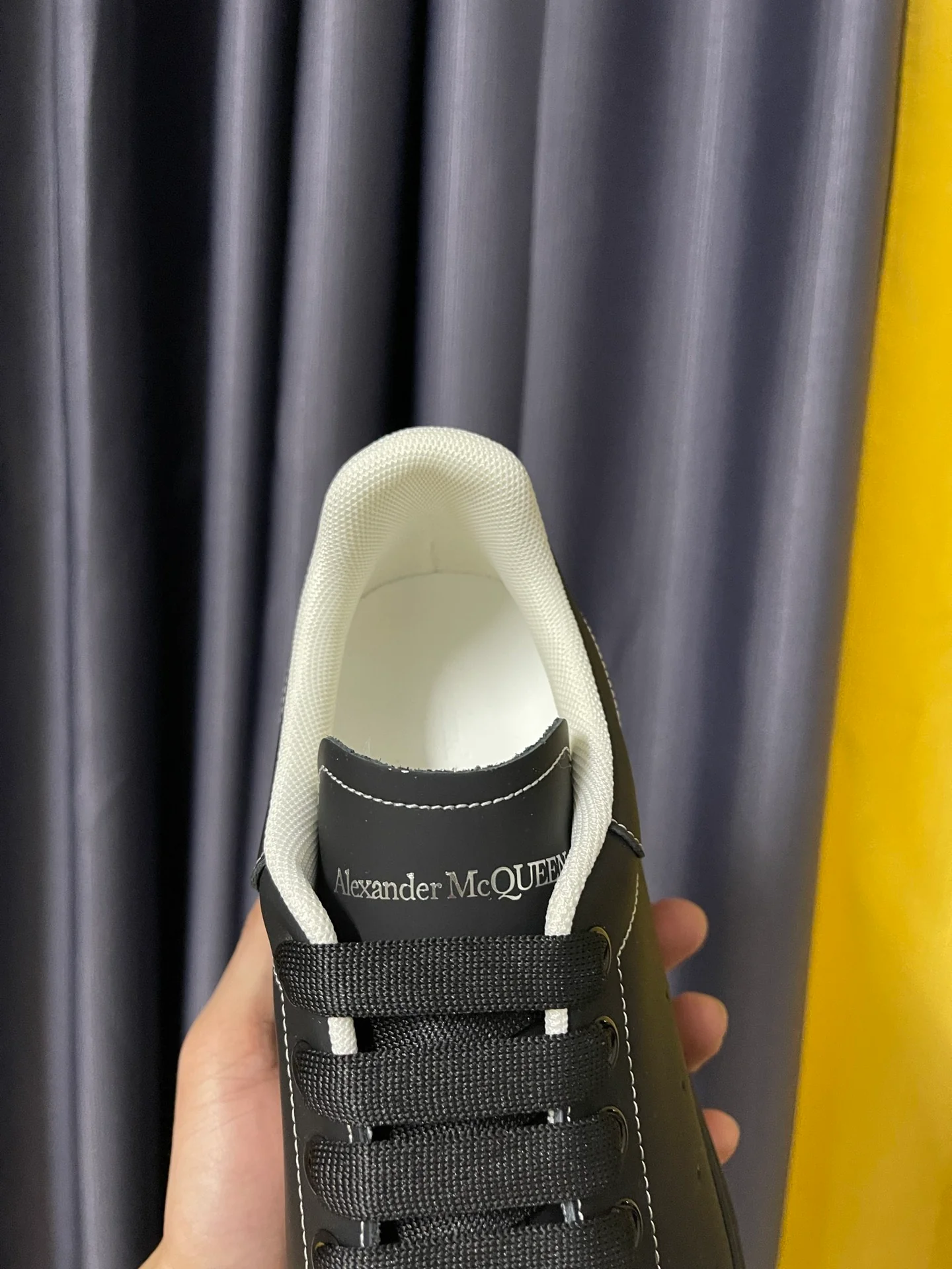 Классические белые кроссовки McQueen - унисекс - черные с белой строчкой - премиум-версия