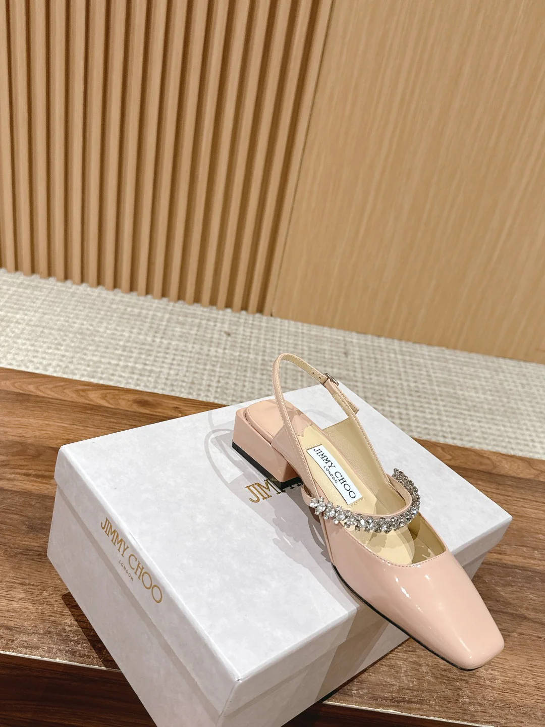 Сандалии Jimmy Mary Jane с цепочкой из кристаллов на пятке - розовые