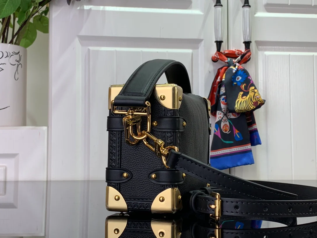 m83080-LV-side-trunk-pm chain bag-black