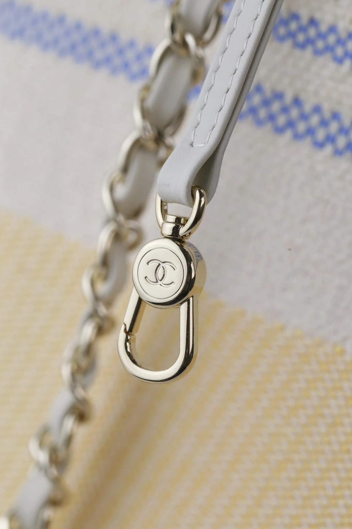 Пляжная сумка Chanel 25c, косметичка, ярко-желтая.