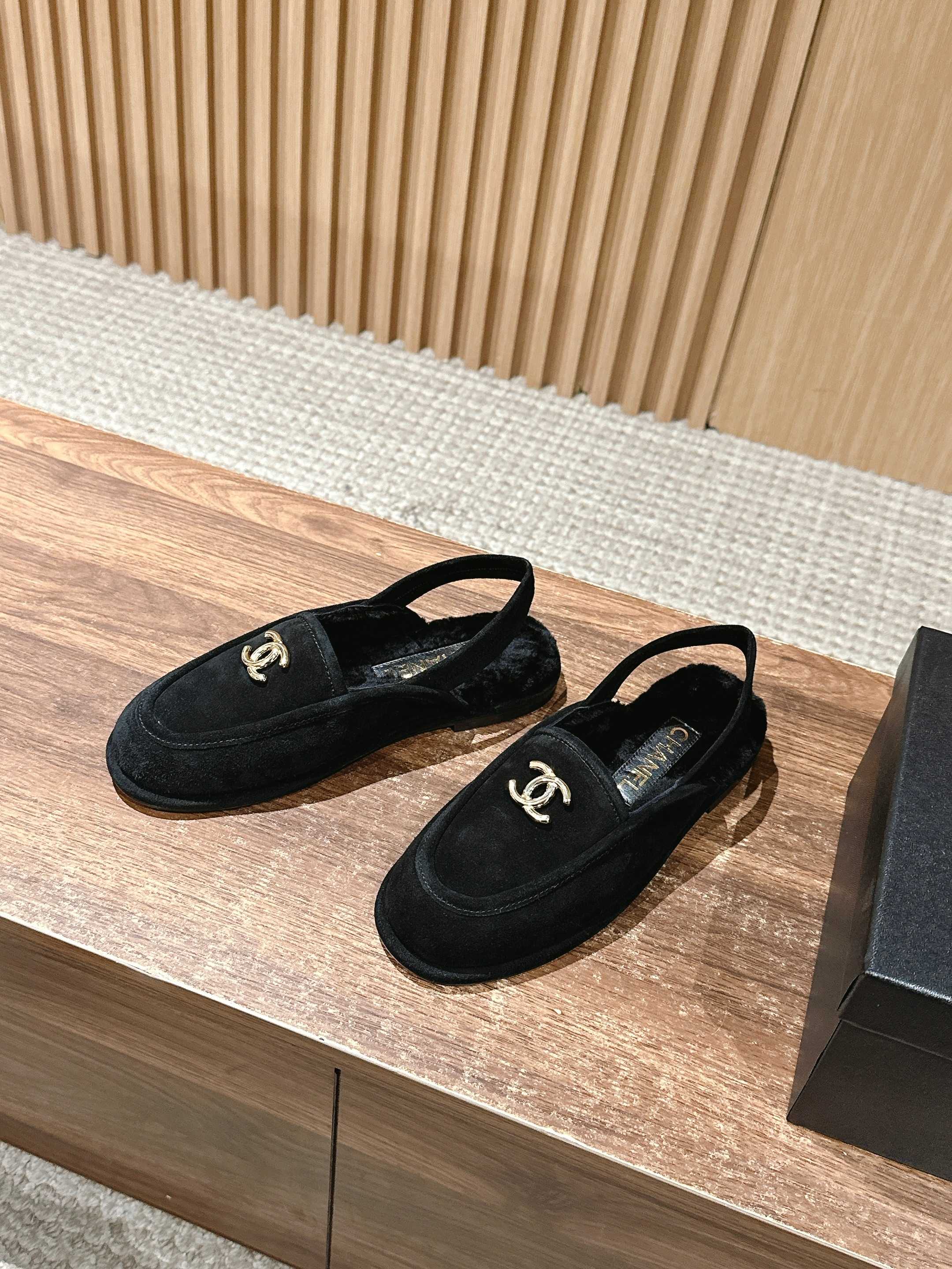 Новая коллекция Chanel 2025 года, начало осени: меховые туфли из черной замши.