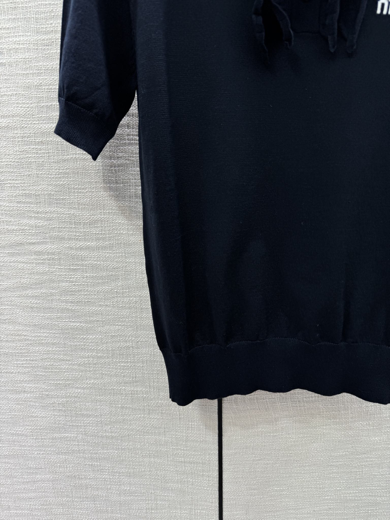 Miu Miu-2404 - Трикотажная футболка с коротким рукавом и воротником-поло с оборками, черная