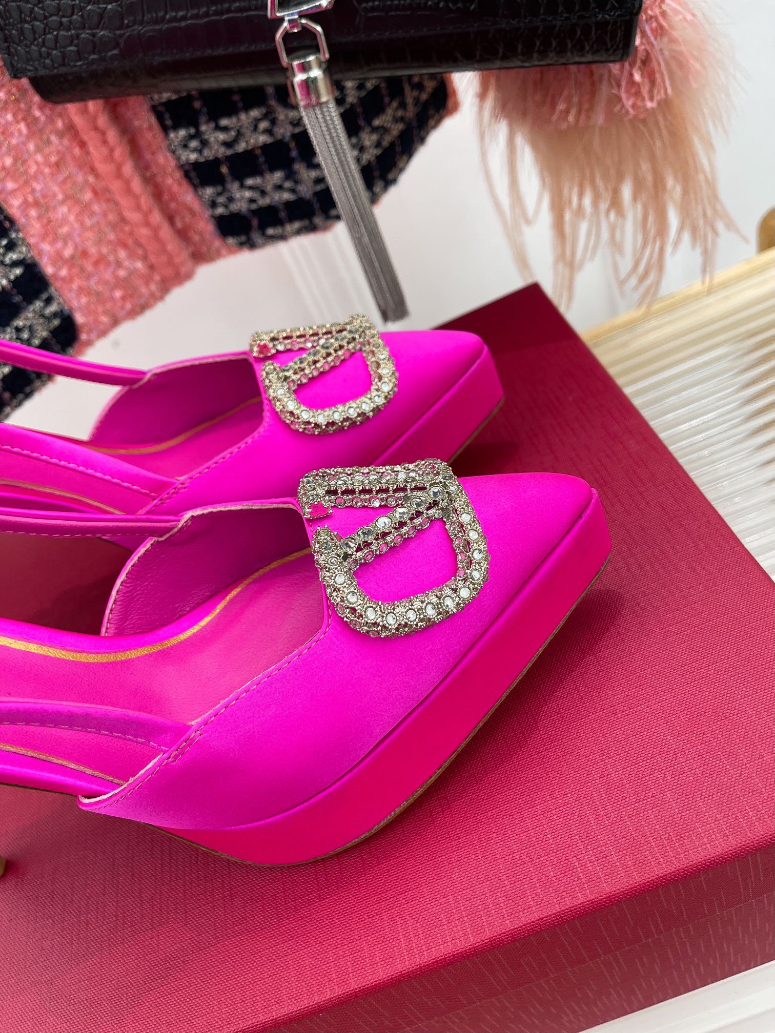 Новинка сезона весна/лето 2023 от Valentino - Босоножки на высоком каблуке с V-образным вырезом - 11 см - Серебристо-розовые