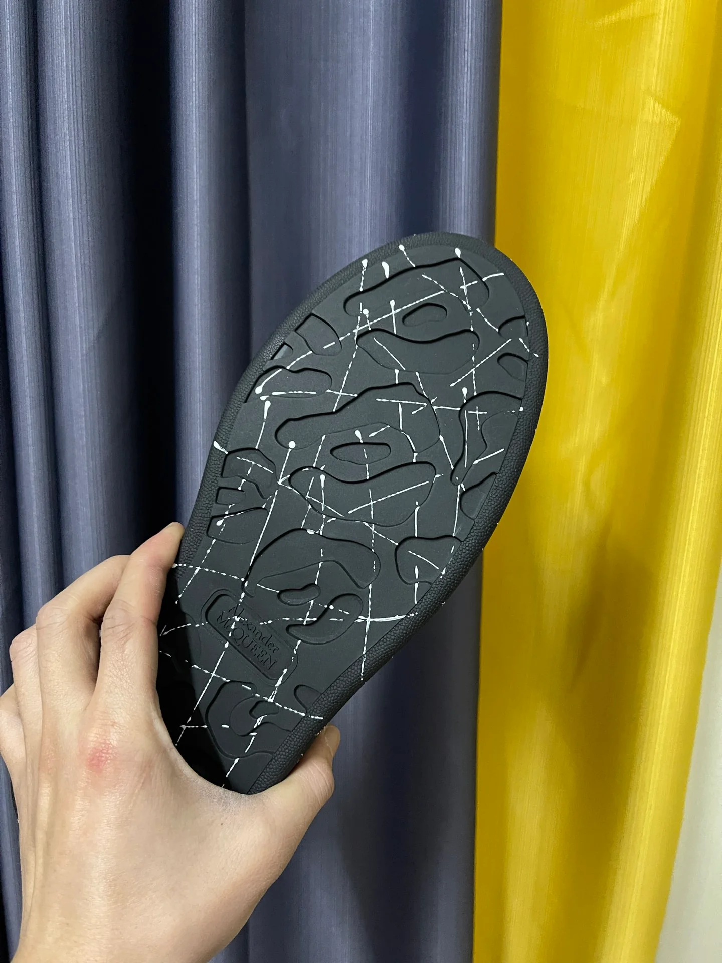 Классические белые кроссовки McQueen - унисекс - полностью белая кожа - белые граффити на черной основе